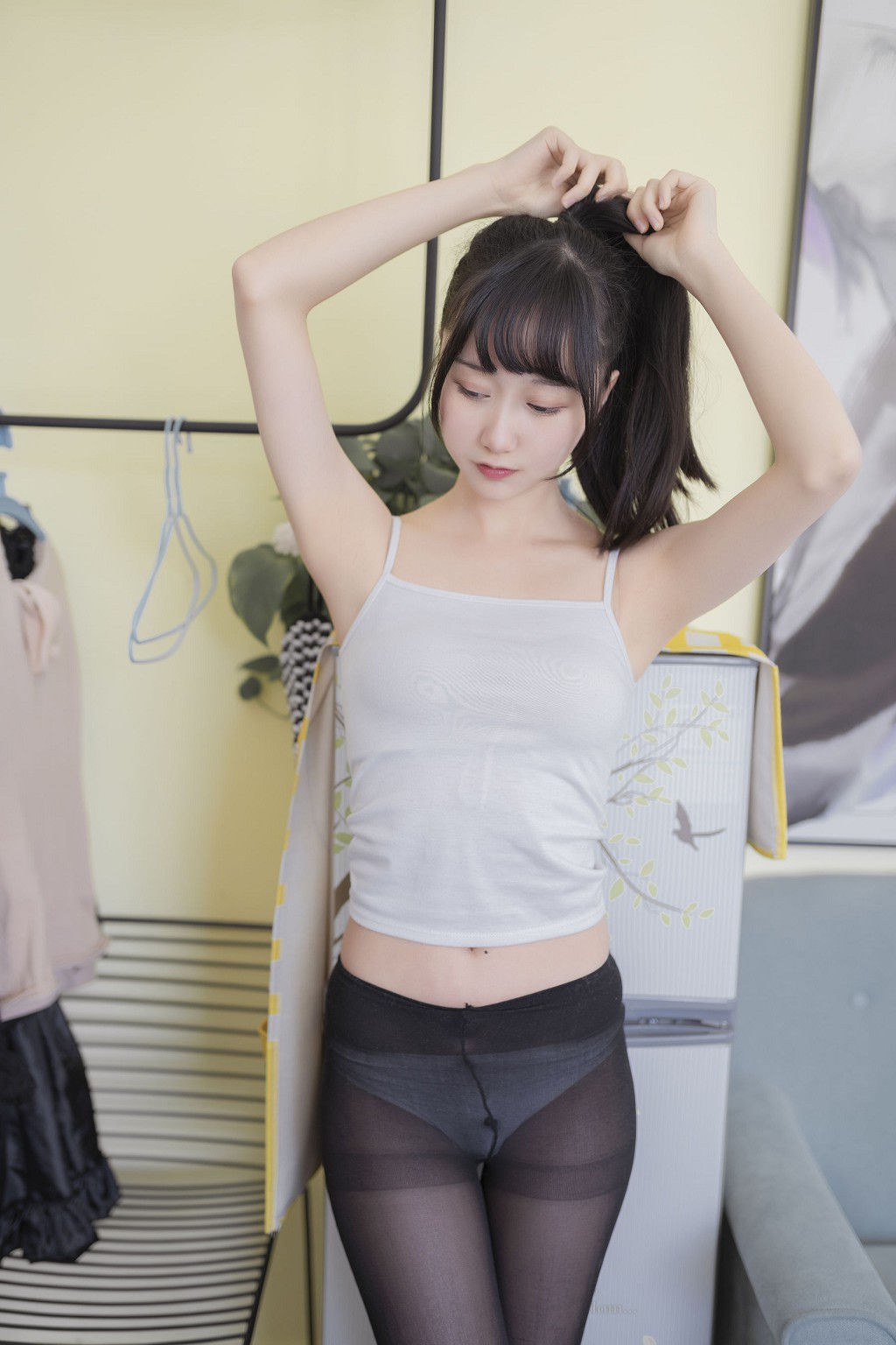 木ม่านม่านOwO《ชุดแขนกุดถุงน่องดำสำหรับอยู่บ้าน》 [โคเซอร์สาวสวย] ชุดภาพถ่าย[40P