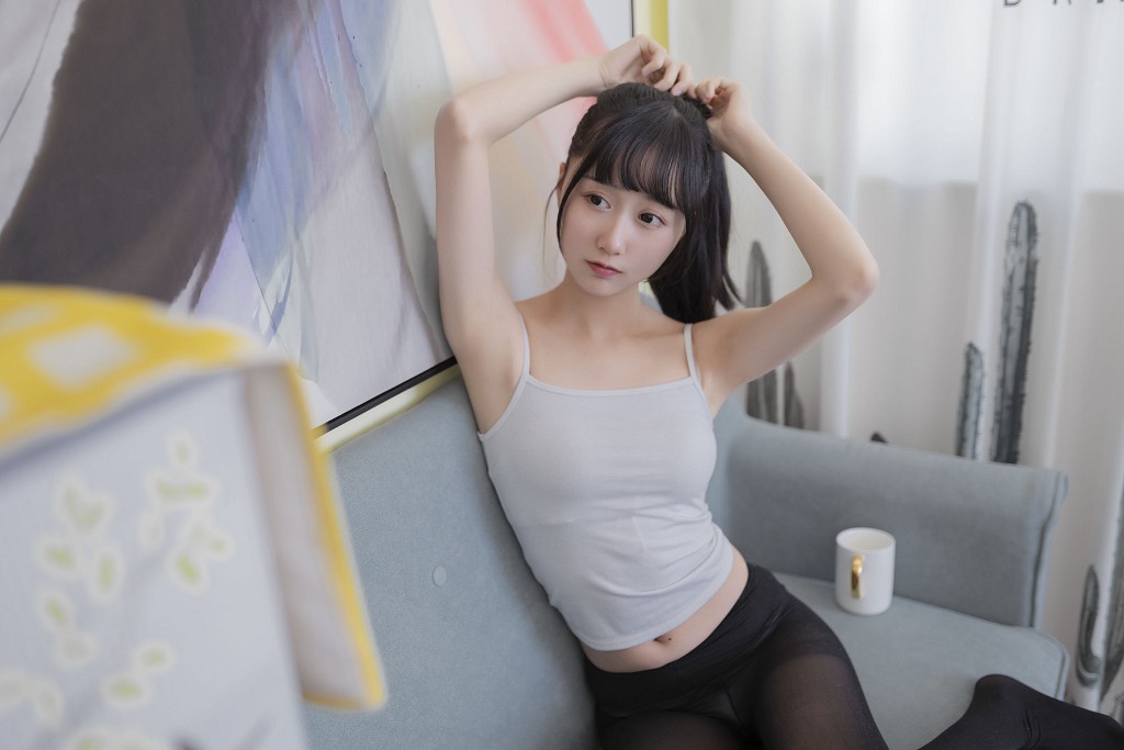 木ม่านม่านOwO《ชุดแขนกุดถุงน่องดำสำหรับอยู่บ้าน》 [โคเซอร์สาวสวย] ชุดภาพถ่าย[40P