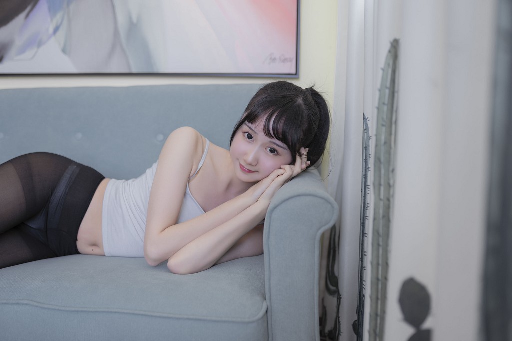 木ม่านม่านOwO《ชุดแขนกุดถุงน่องดำสำหรับอยู่บ้าน》 [โคเซอร์สาวสวย] ชุดภาพถ่าย[40P