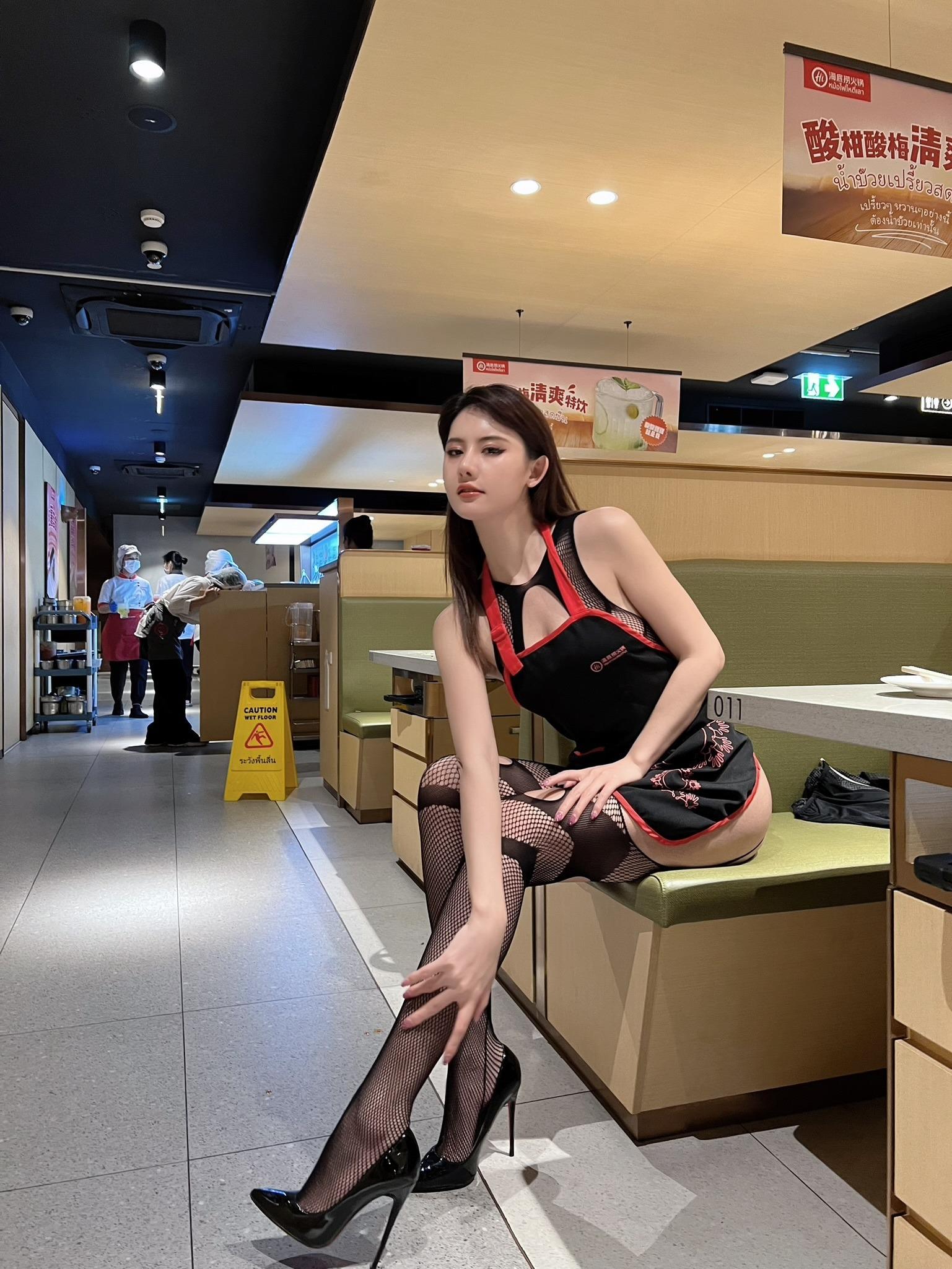 就是阿朱啊 – 海底捞+连体白丝露出 66P