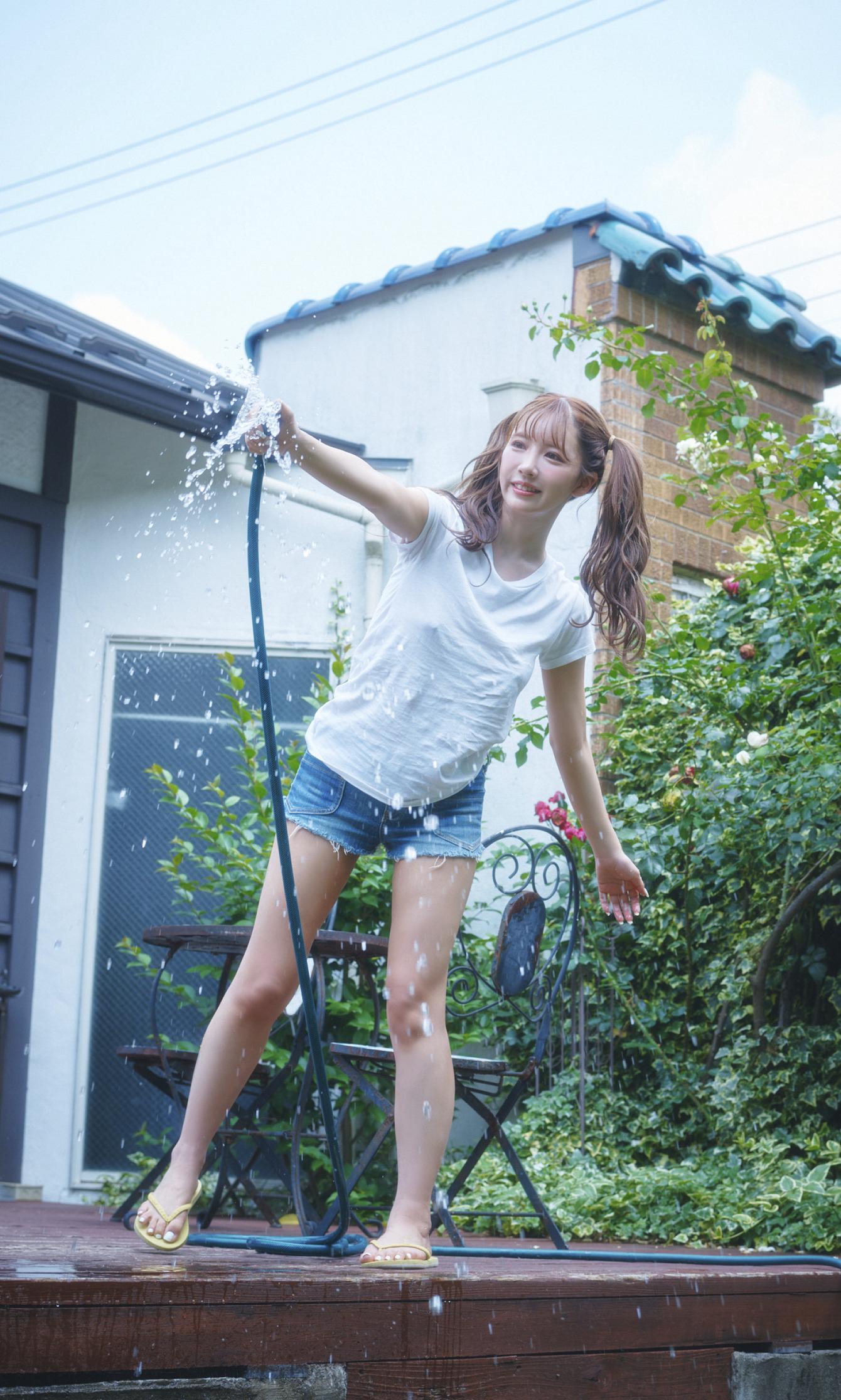 หนังสือภาพของ ยูอา มิคามิ 'Your DOLL' 100 หน้า