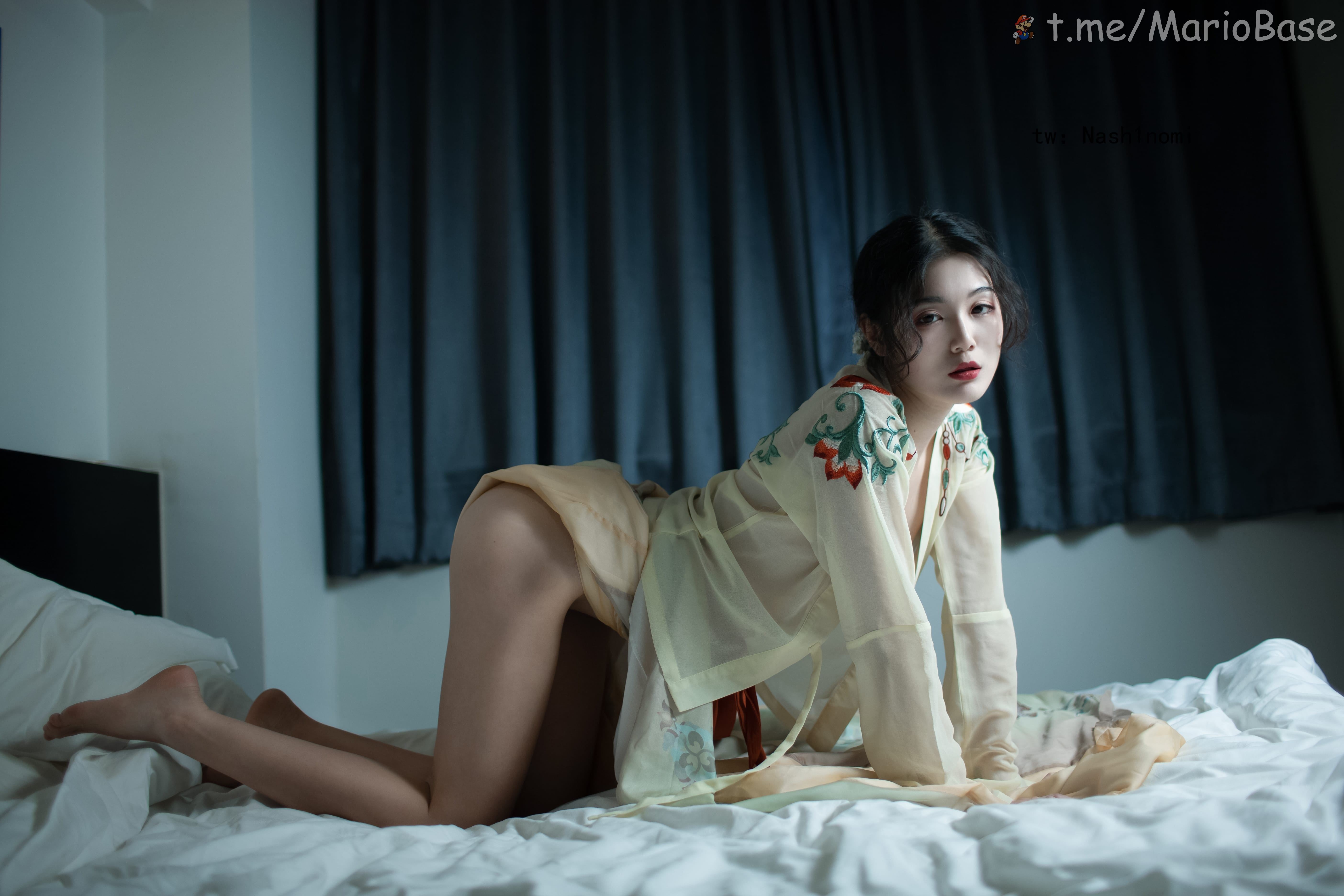 一米八的大梨子 露点汉服纹身写真 [13P]