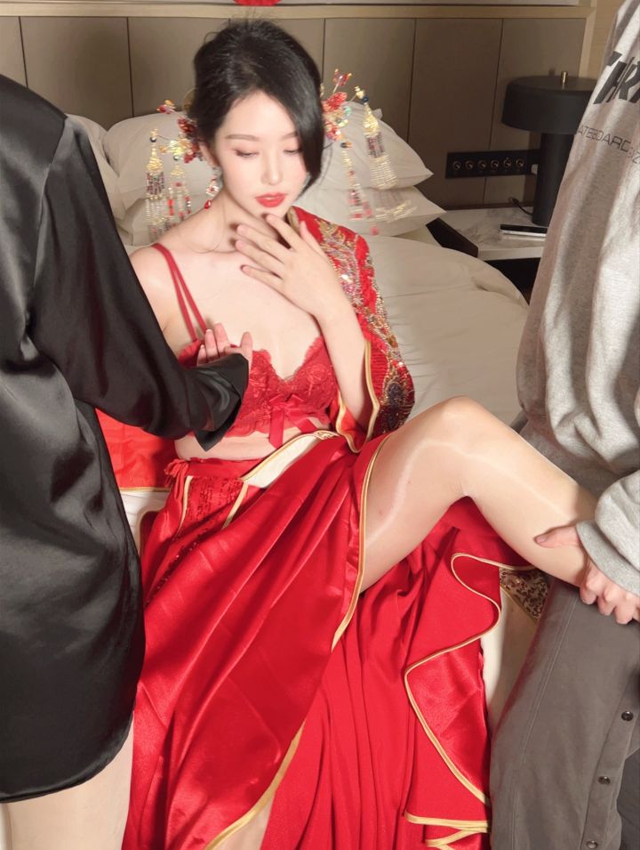 抖娘-利世 - 伴郎团轮新娘 [55P2V-808MB]