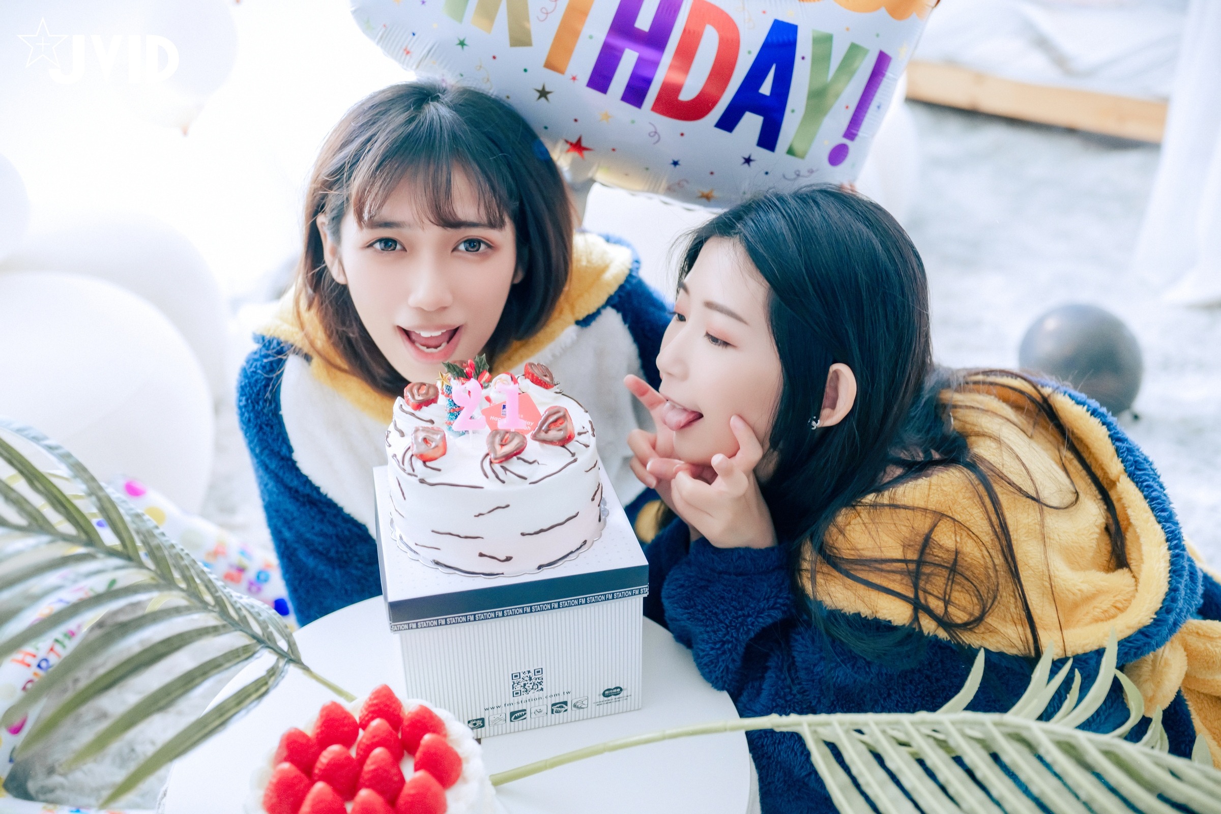[JVID] 井野奈 & 肉包 - 色慾融合の閨蜜慶生派對 139P