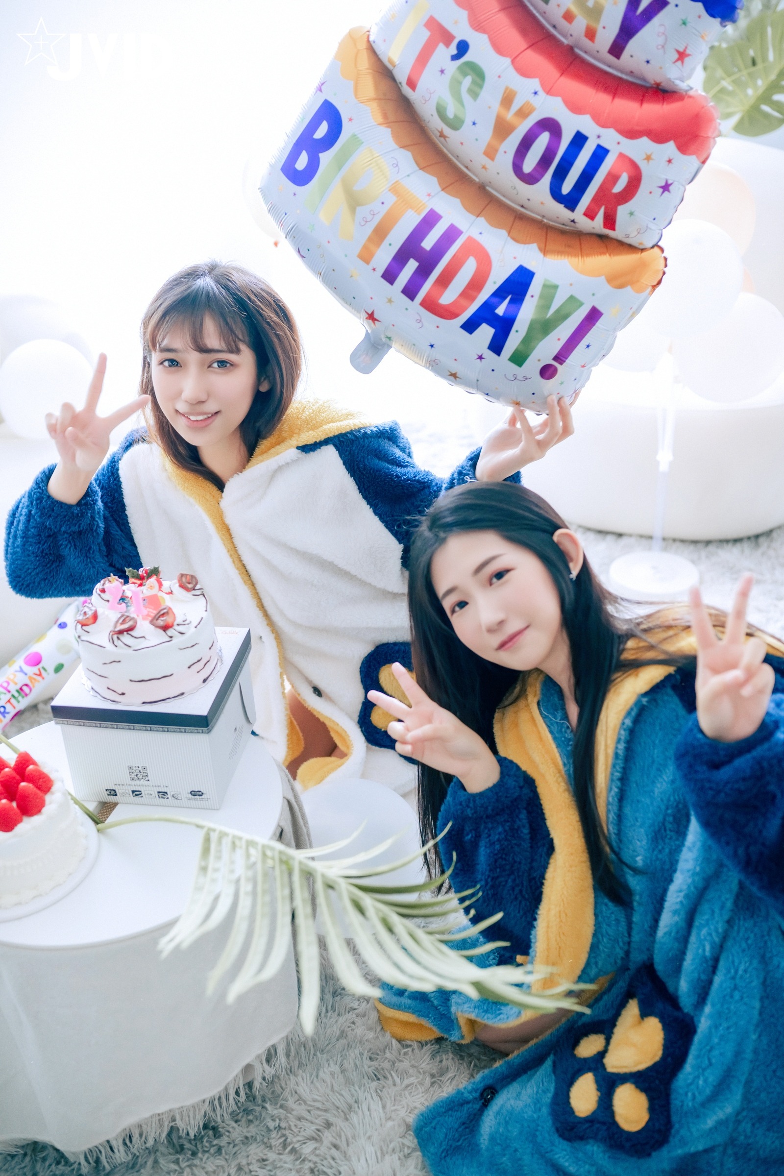 [JVID] 井野奈 & 肉包 - 色慾融合の閨蜜慶生派對 139P