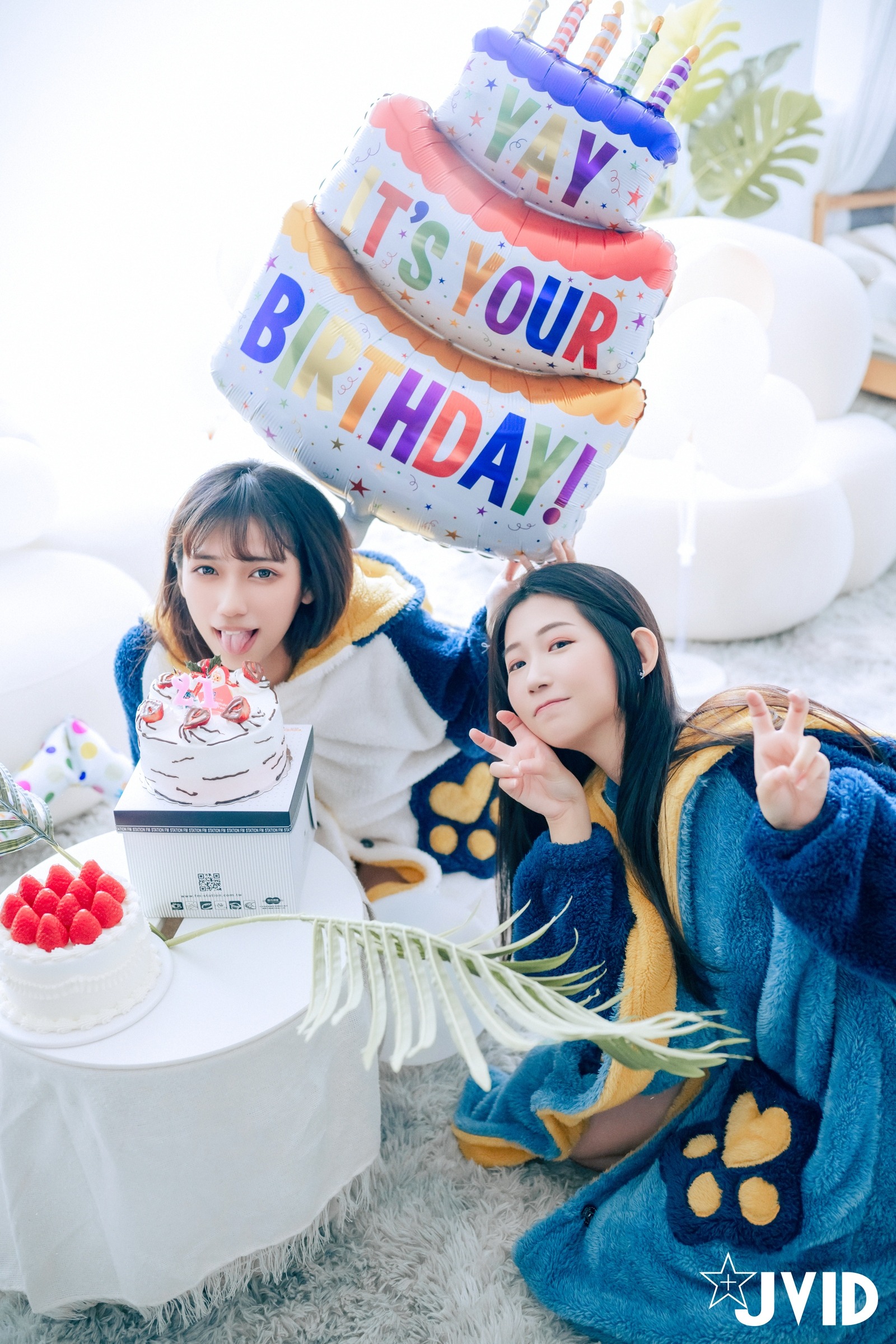 [JVID] 井野奈 & 肉包 - 色慾融合の閨蜜慶生派對 139P