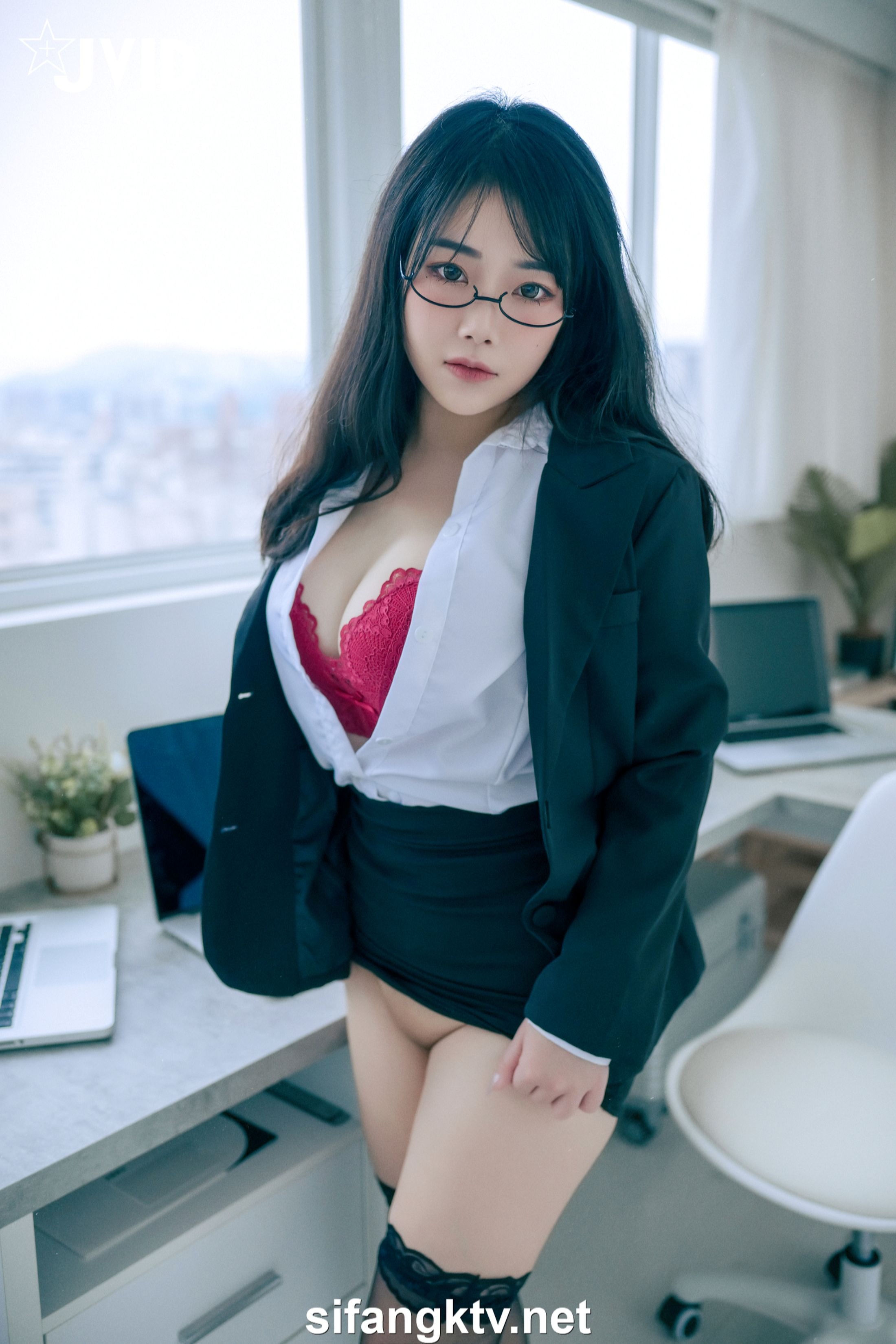 [JVID] 辦公桌下的性感秘書－蒂蒂 88P