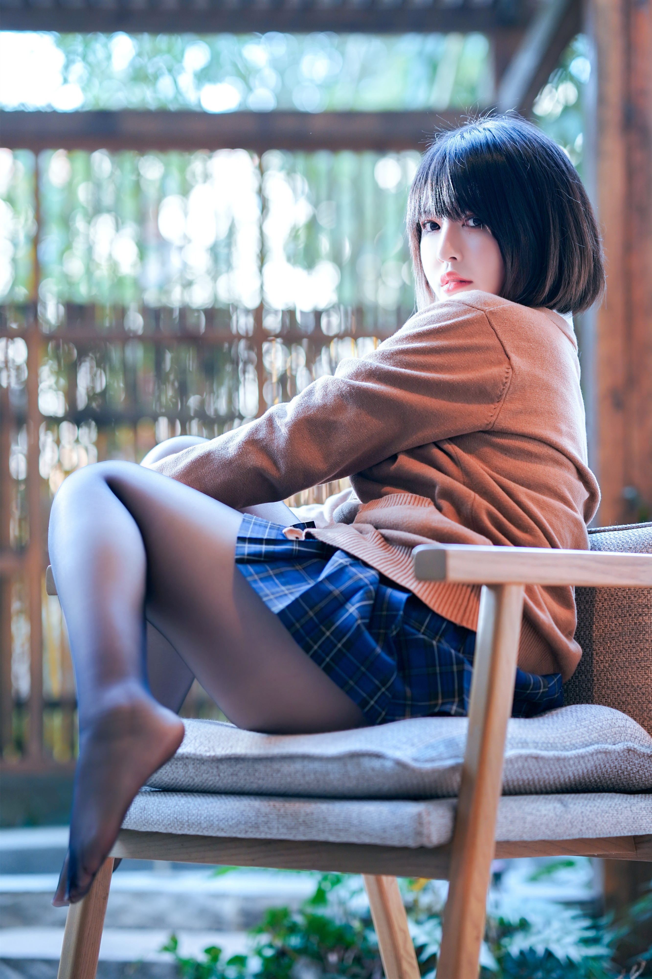 半半子 彼女の制服姿が好き (电车+庭院) 58P