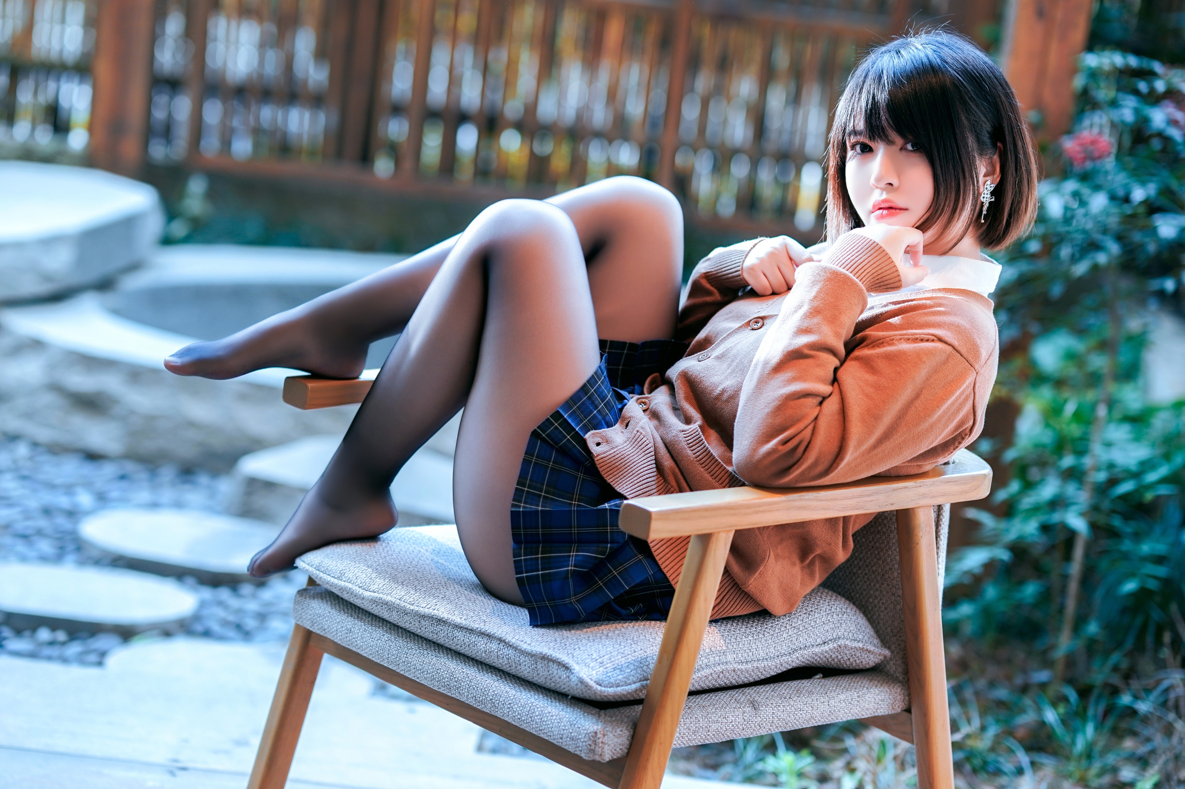 半半子 彼女の制服姿が好き (电车+庭院) 58P