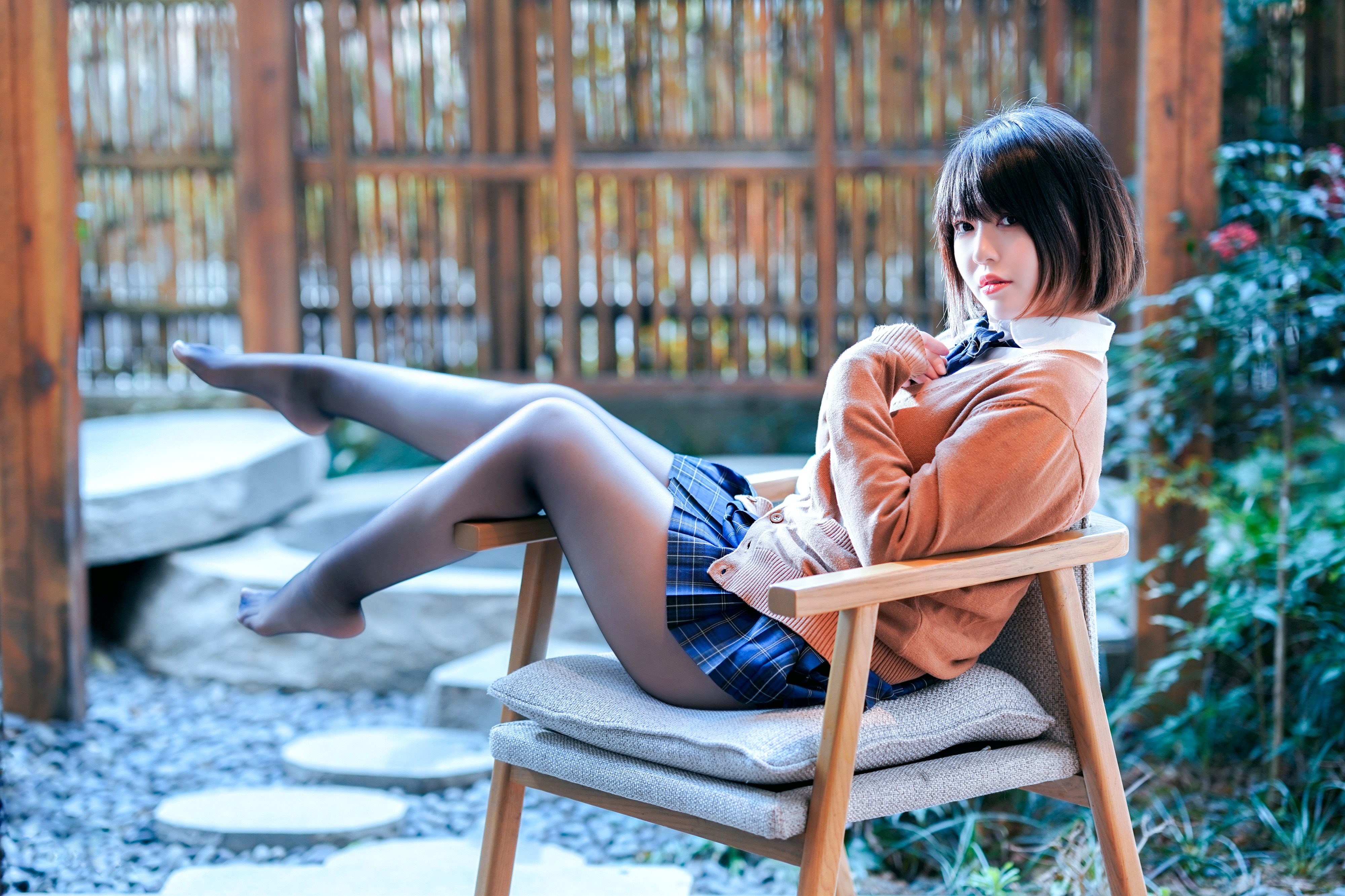 半半子 彼女の制服姿が好き (电车+庭院) 58P