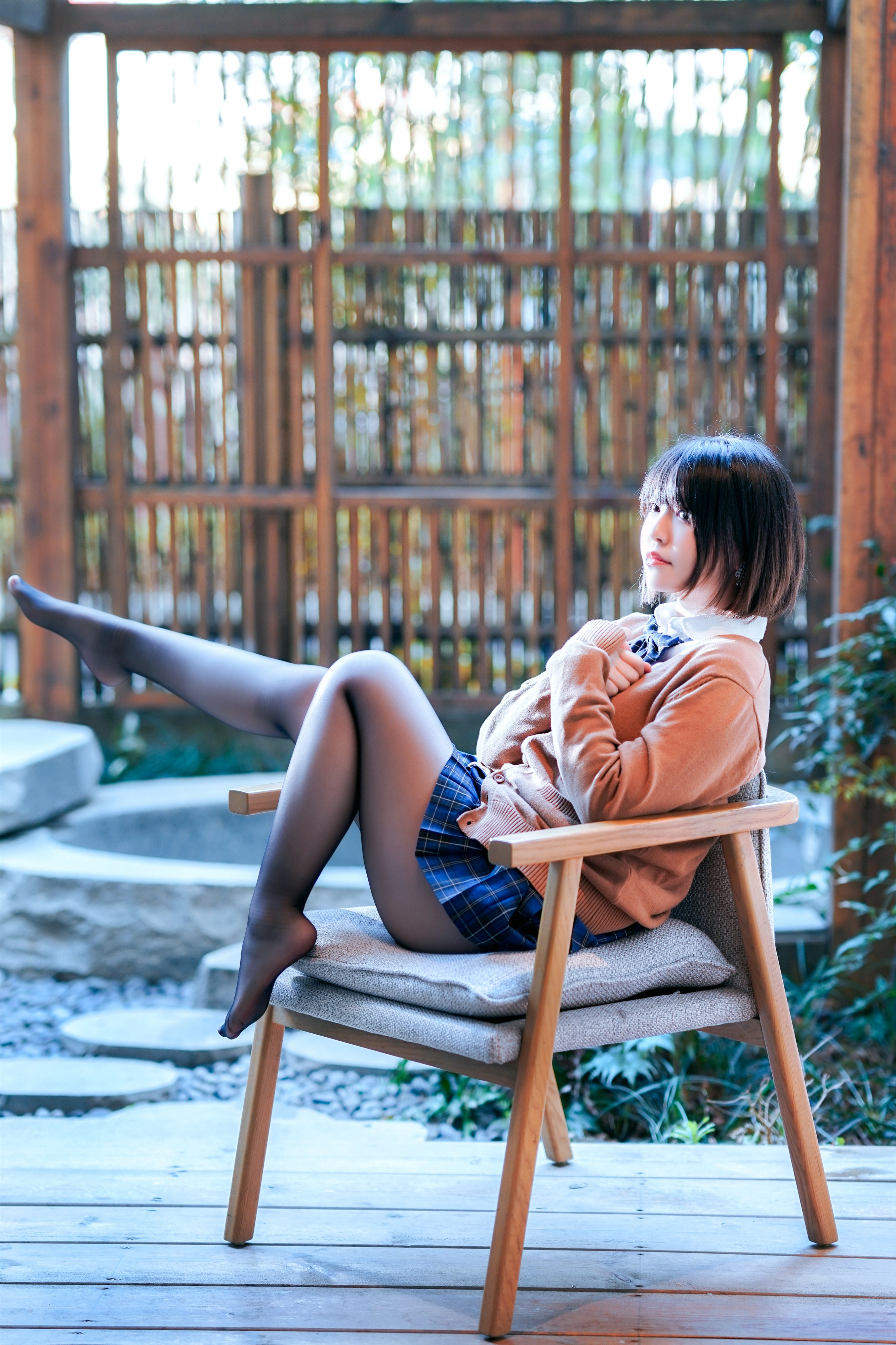 半半子 彼女の制服姿が好き (电车+庭院) 58P