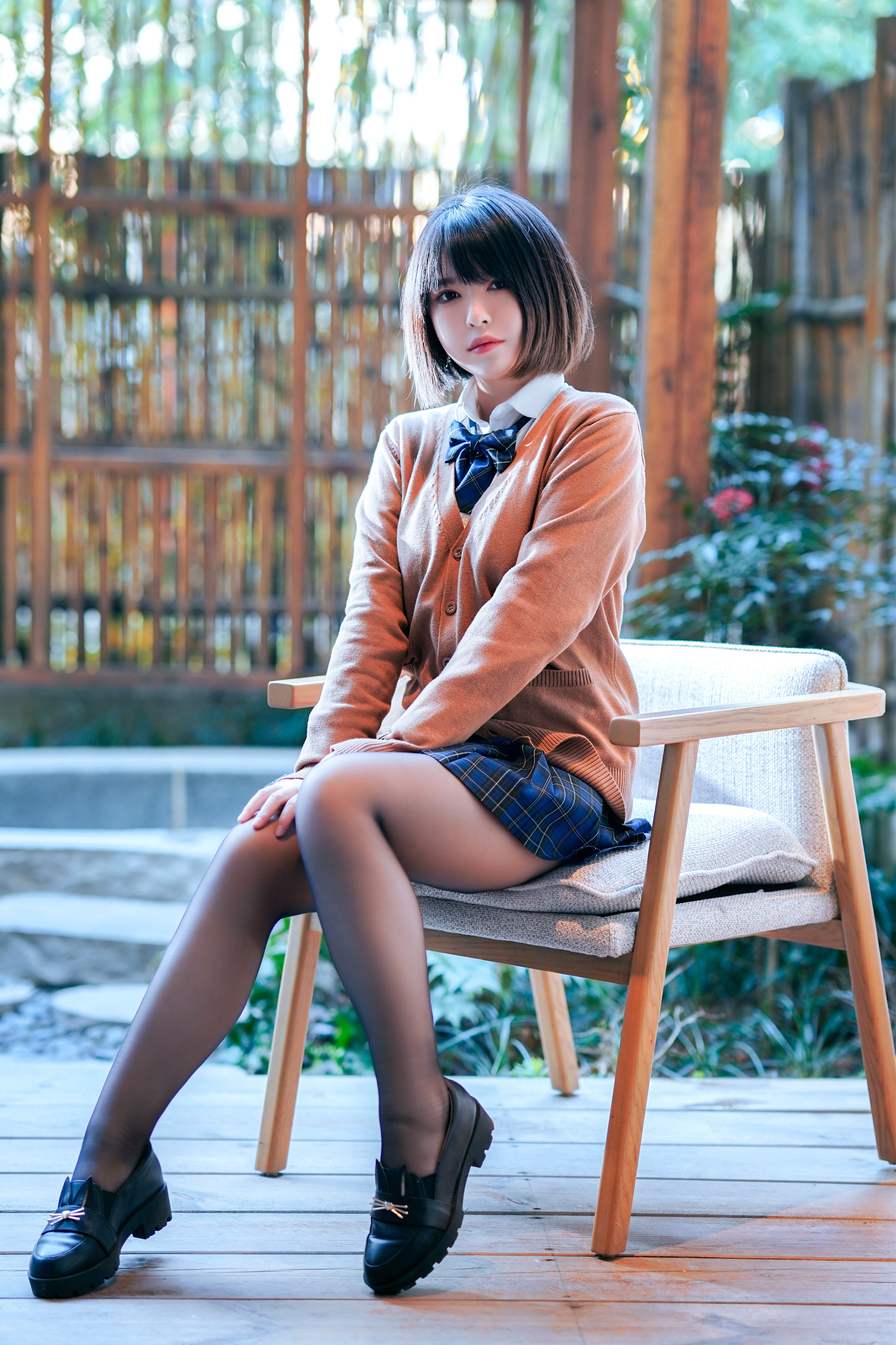 半半子 彼女の制服姿が好き (电车+庭院) 58P