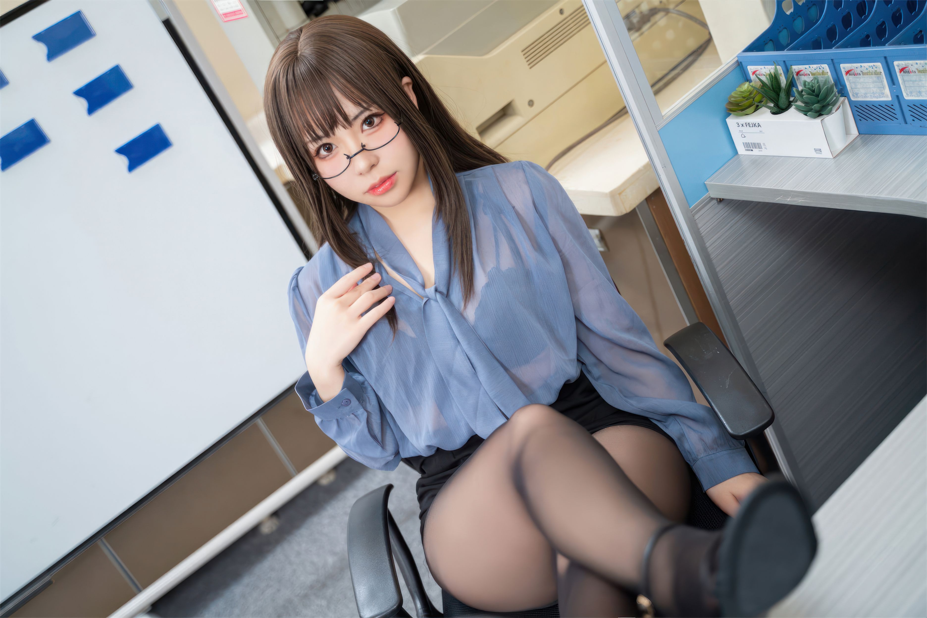 虎森森 黑丝眼镜娘 60P