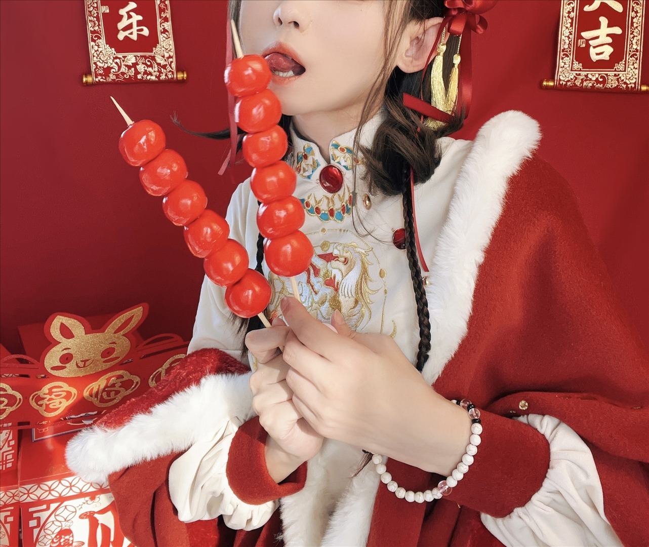 白丝奶糖酱新年女仆写真 108P | 私房图集