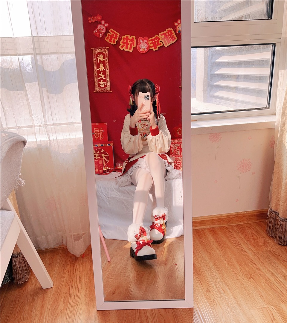 白丝奶糖酱新年女仆写真 108P | 私房图集
