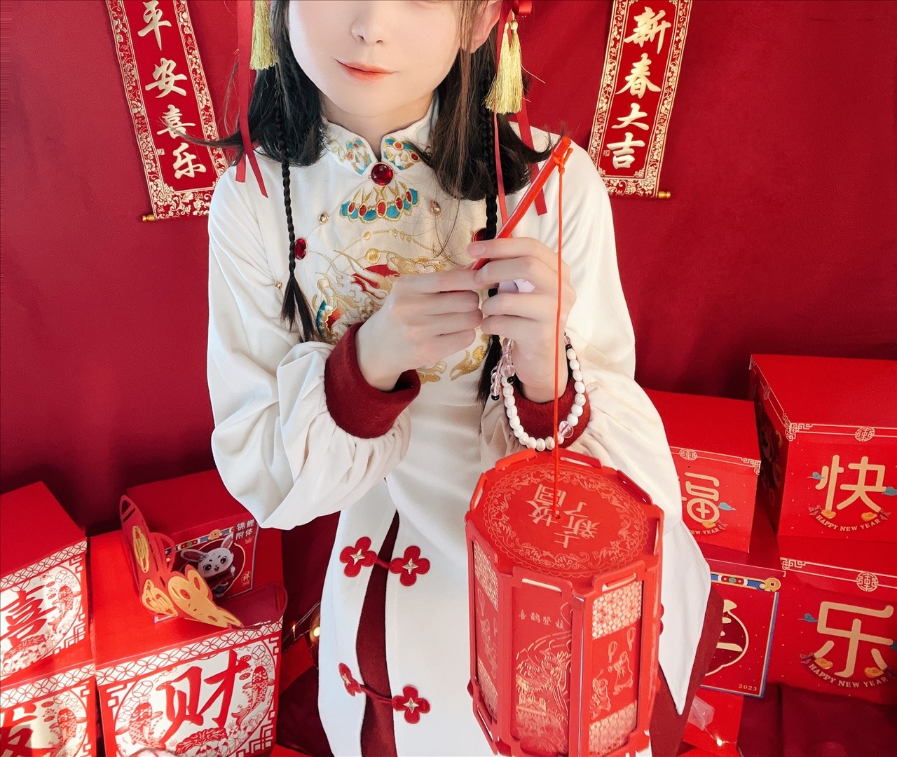 白丝奶糖酱新年女仆写真 108P | 私房图集
