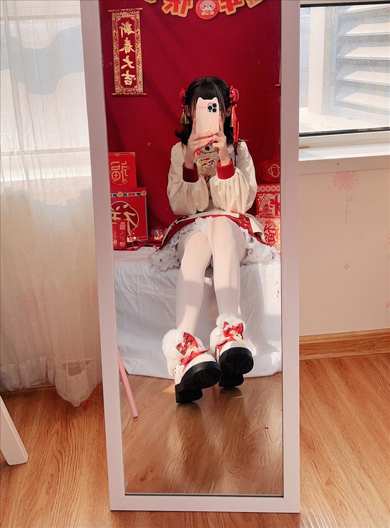 白丝奶糖酱新年女仆写真 108P | 私房图集