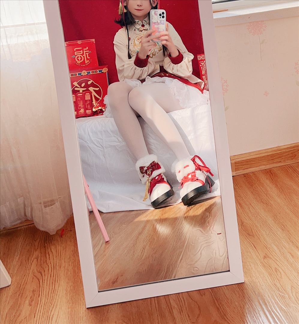 白丝奶糖酱新年女仆写真 108P | 私房图集