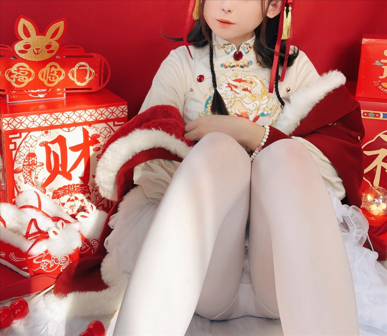 白丝奶糖酱新年女仆写真 108P | 私房图集