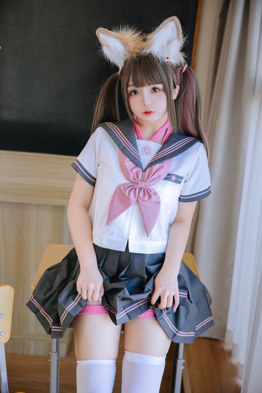 cosplay 日奈娇 - 课桌捆绑