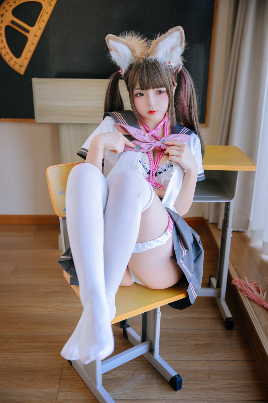cosplay 日奈娇 - 课桌捆绑