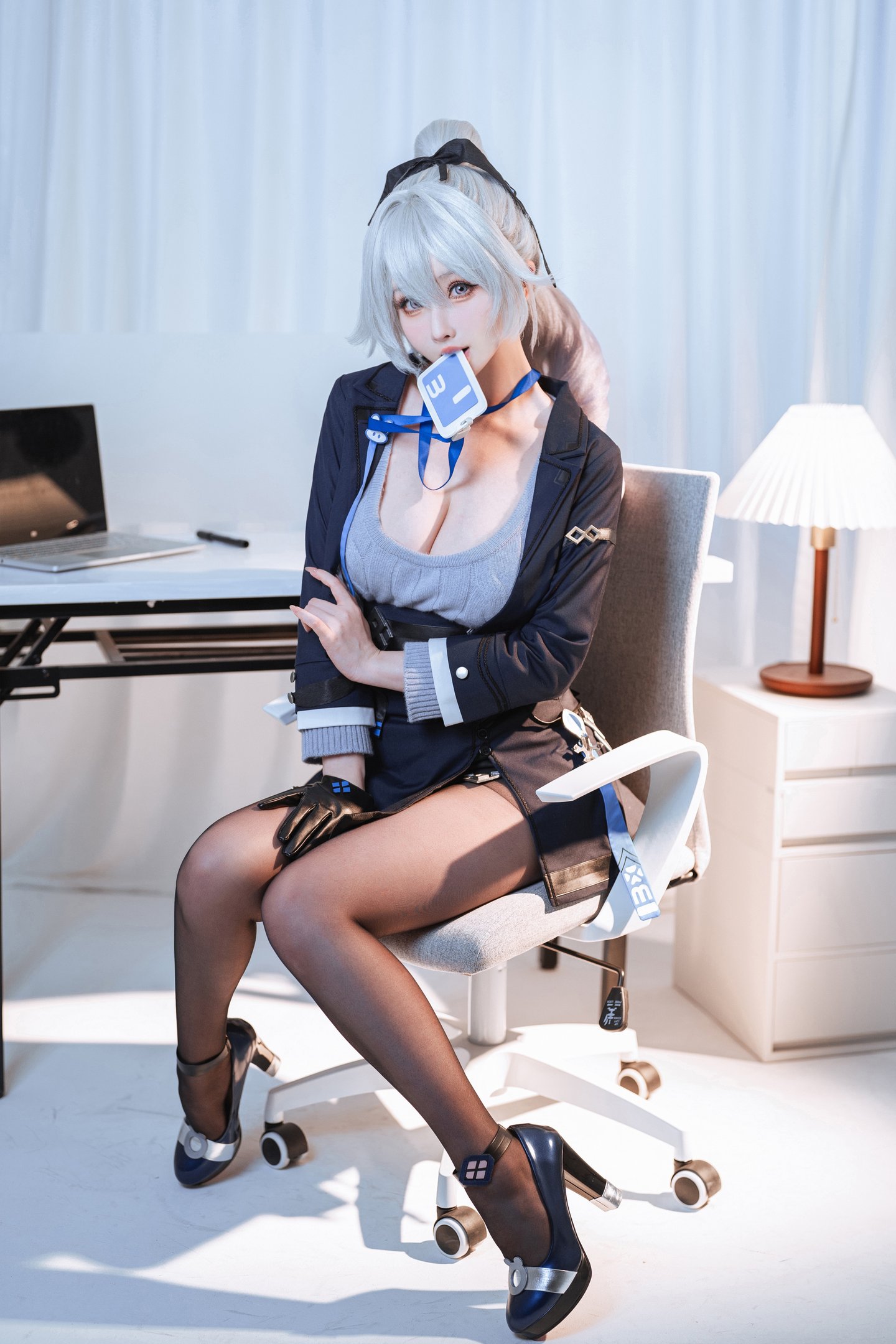 Rioko凉凉子《布洛妮娅OL》50P写真