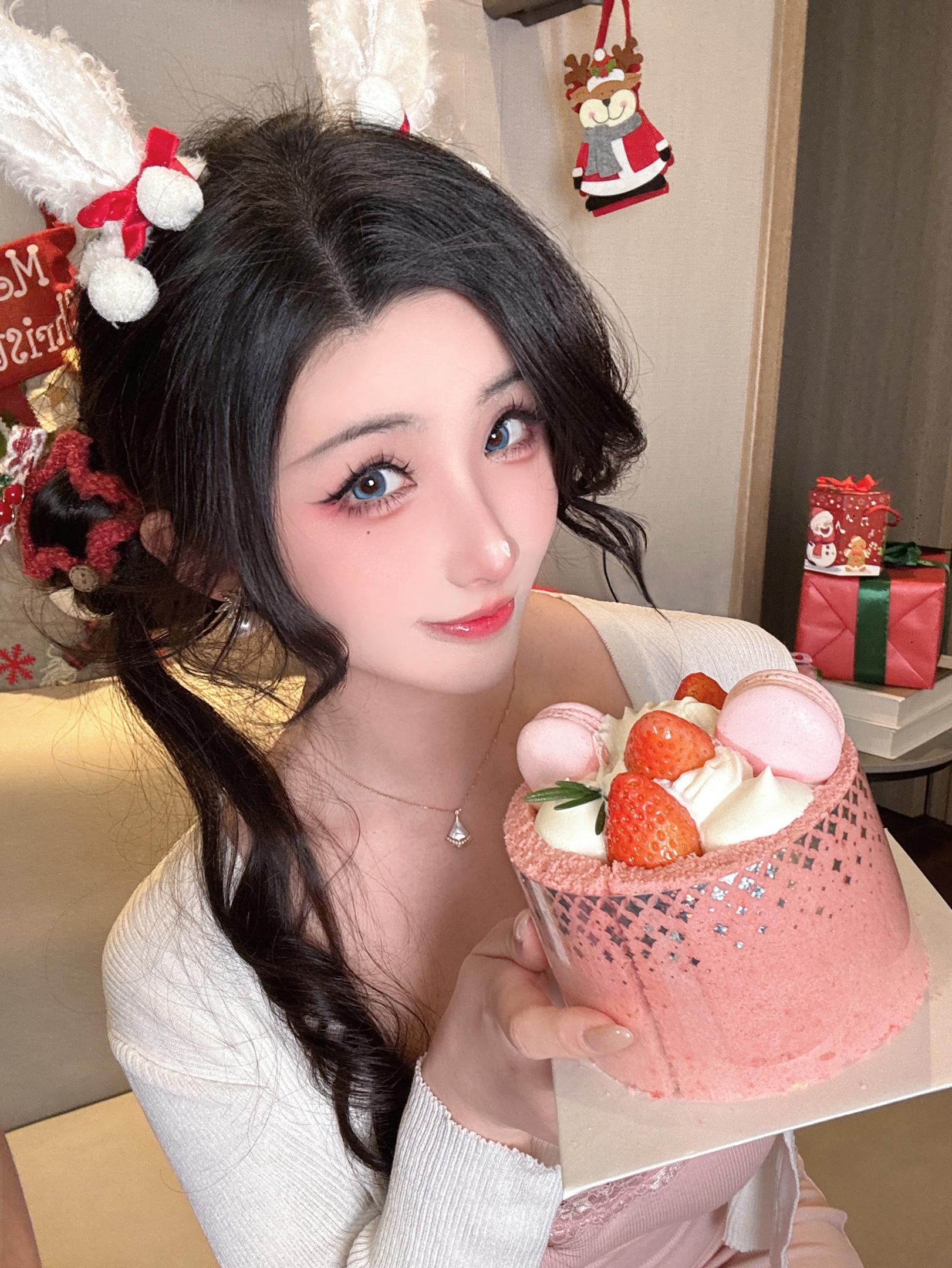Rioko Liangliangzi Christmas Strawberry Cake 32P1V