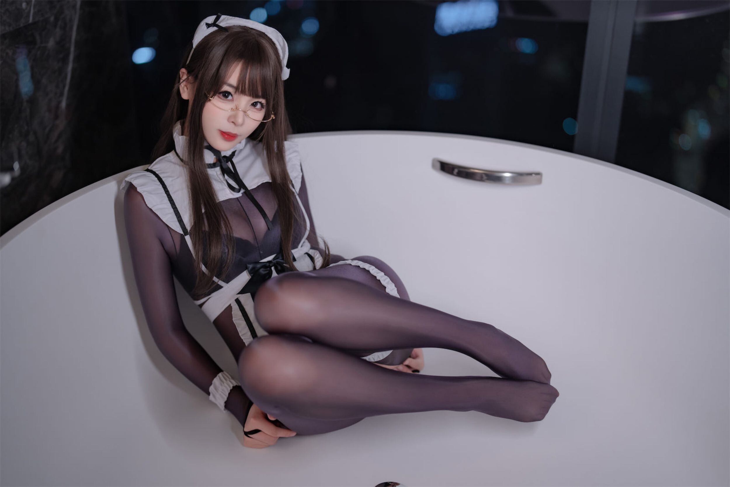轩萧学姐 - 连体丝女仆90P