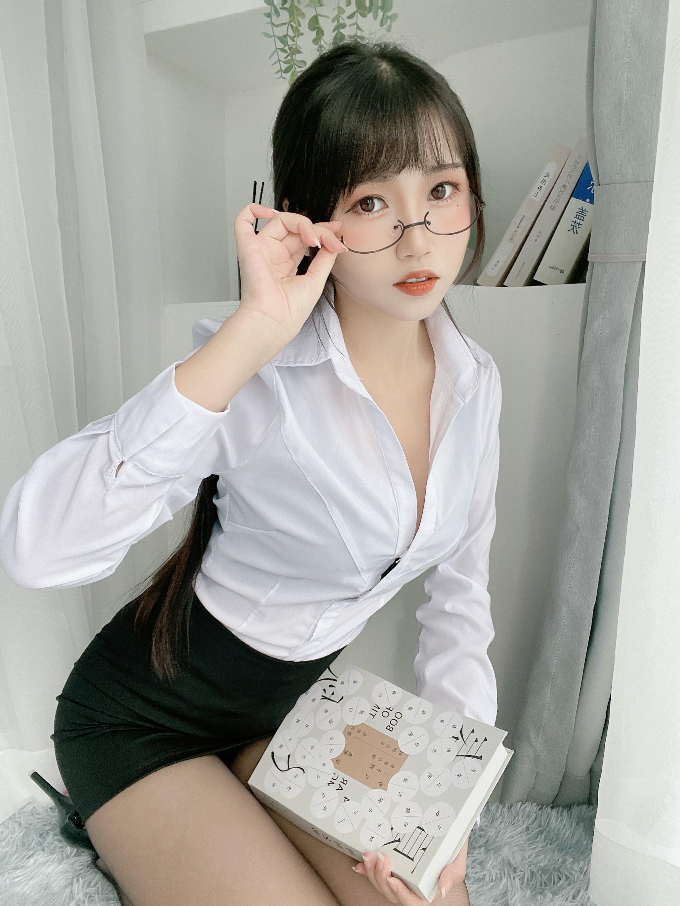 不呆猫 - 黑丝包臀OL 24P