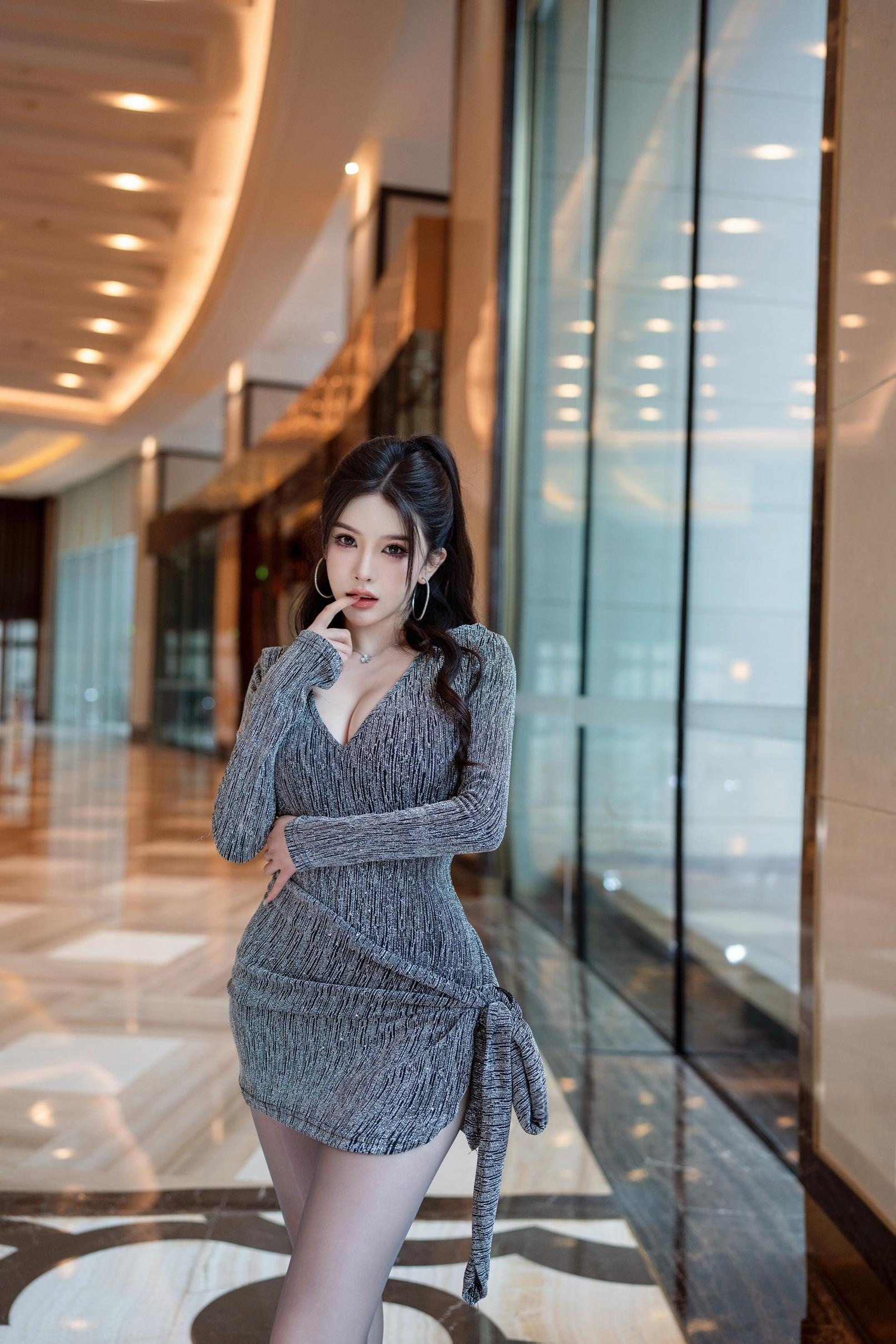 [XR Uncensored]LiLiSha 李丽莎 - R18 秀人网模特 女神的短裙灰丝 89P