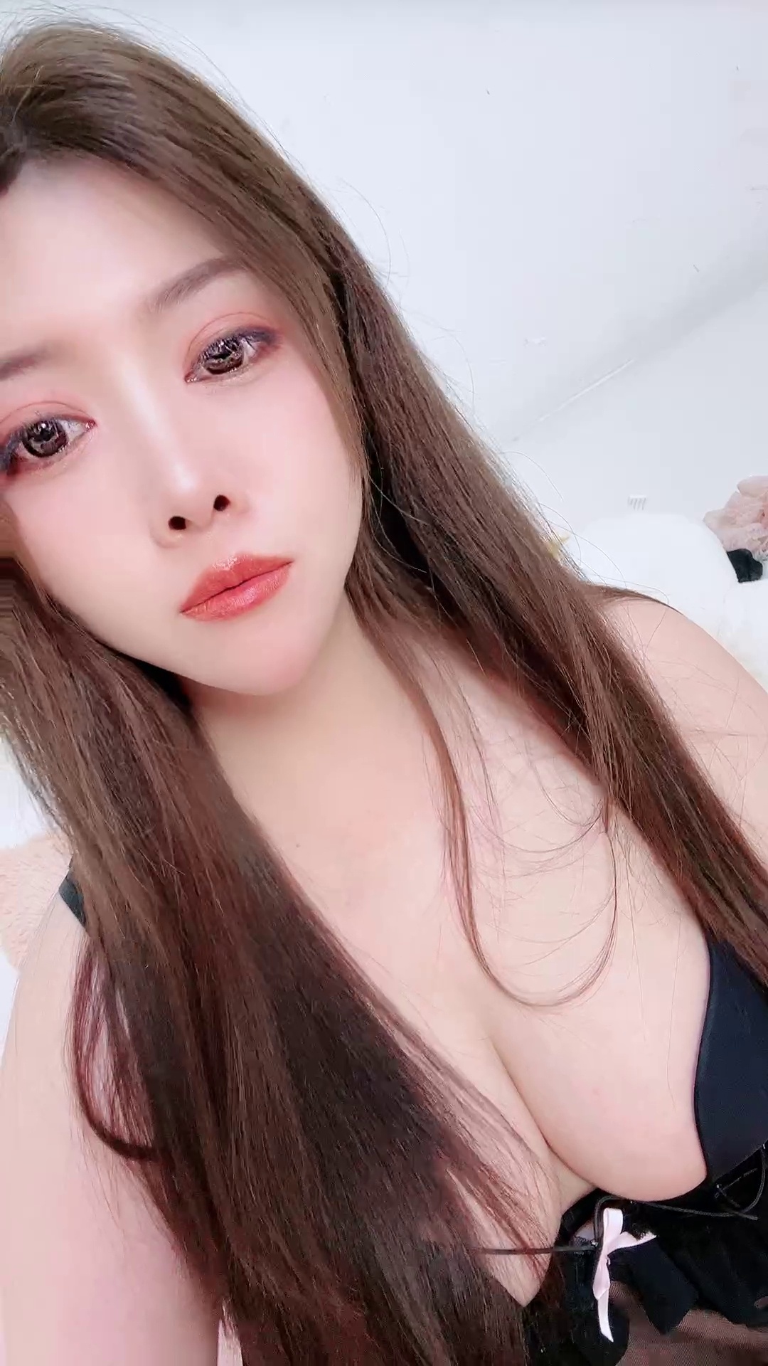 Zhi Nan - Intellectual Beauty with Curvy Figure Strikes a Pose 23P1v