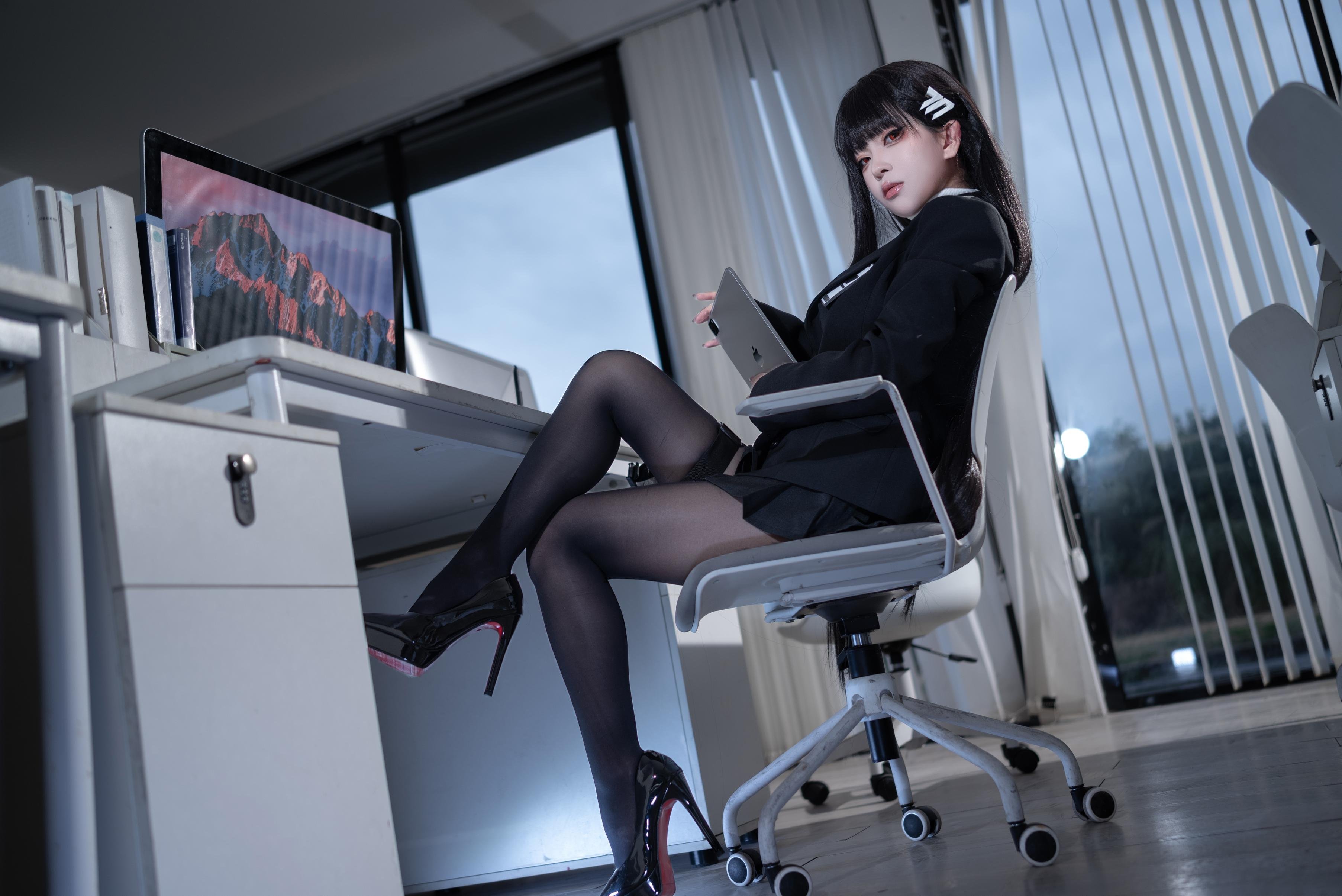 [cosplay] 矢量鱼 - cos 调月莉音：真人写实性感兔女郎 黑发巨乳黑丝开档 极致诱惑无修正 36P