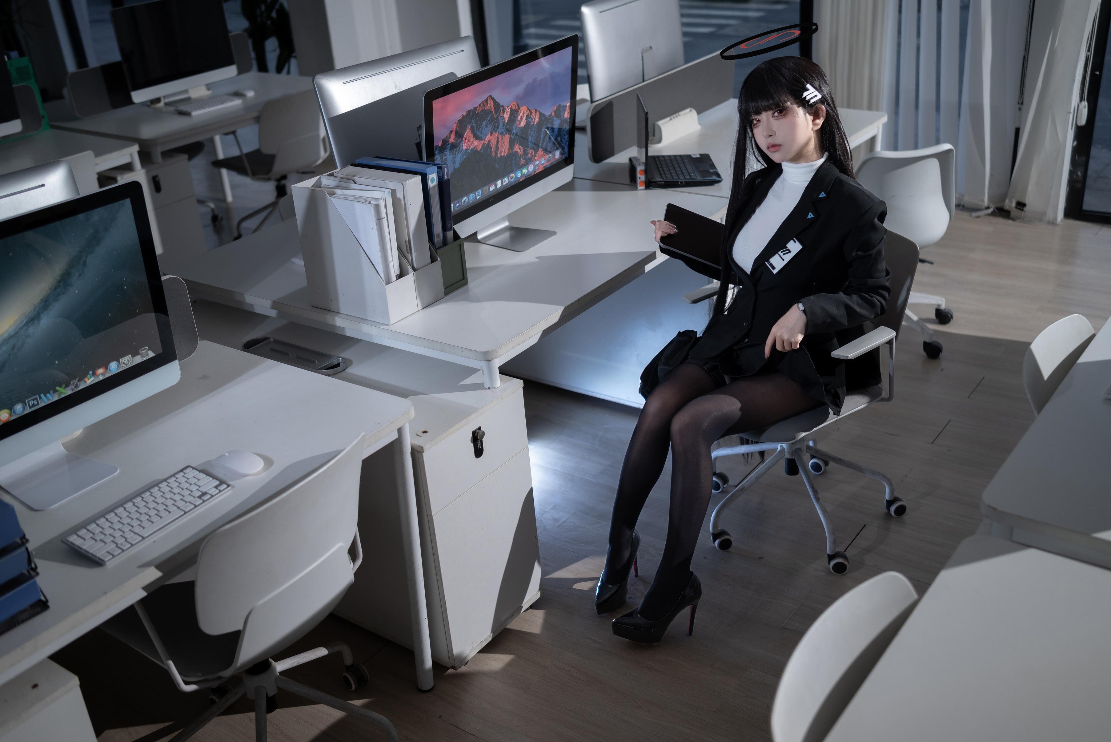 [cosplay] 矢量鱼 - cos 调月莉音：真人写实性感兔女郎 黑发巨乳黑丝开档 极致诱惑无修正 36P