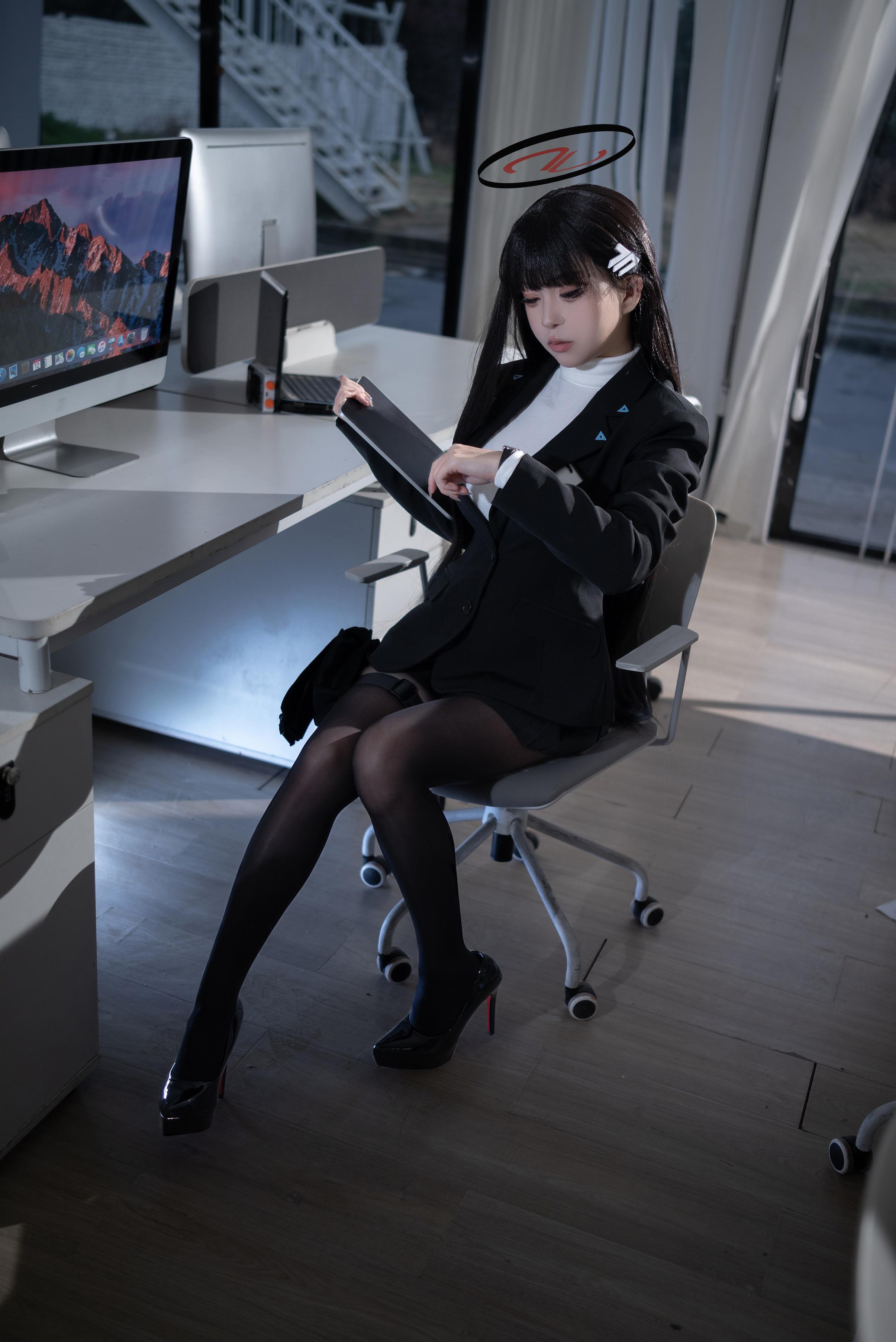 [cosplay] 矢量鱼 - cos 调月莉音：真人写实性感兔女郎 黑发巨乳黑丝开档 极致诱惑无修正 36P