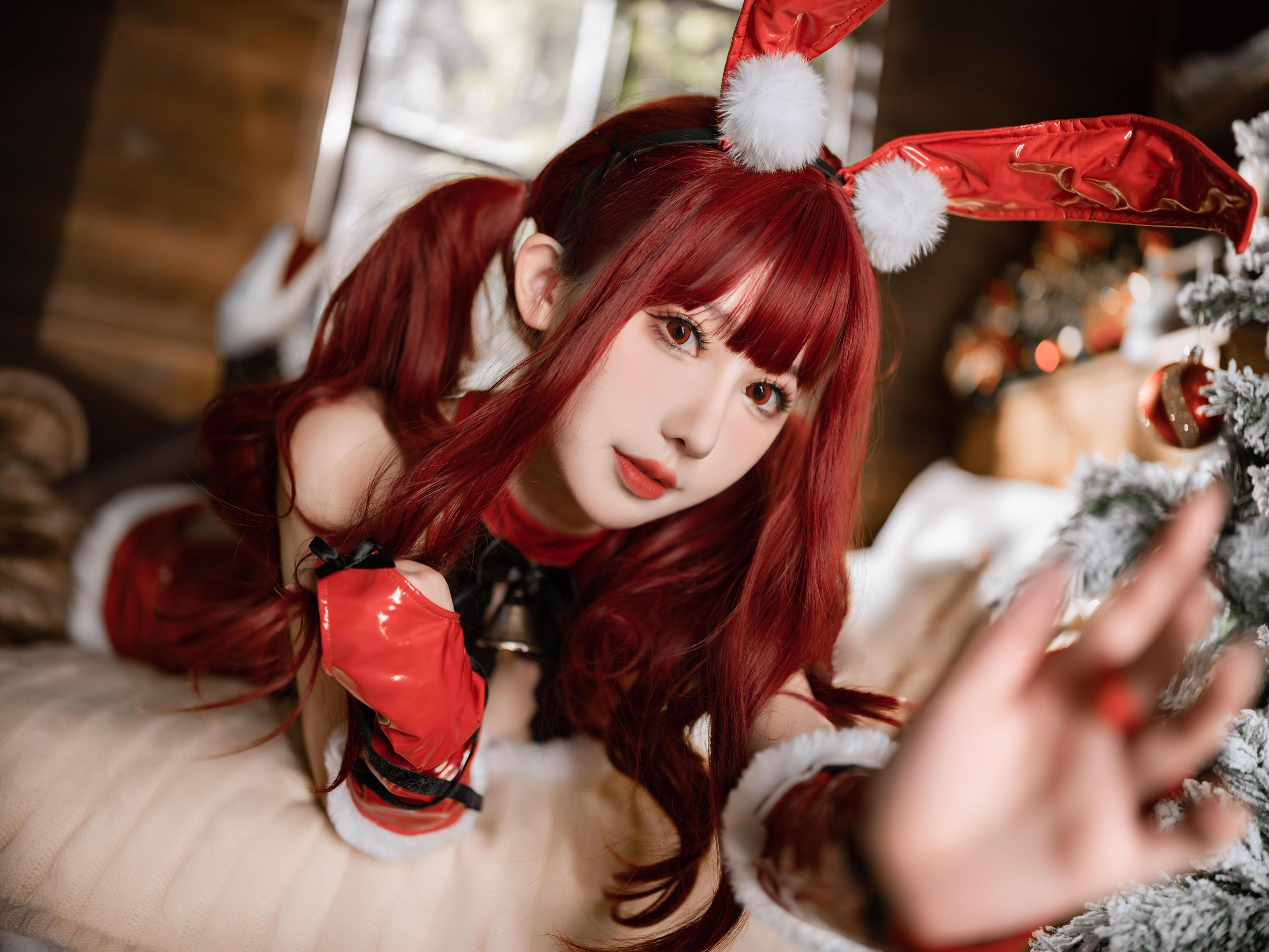 [cosplay] 仙女月 - 红色圣诞兔：真人写实圣诞兔女郎 红色兔装黑丝高跟 撕裂服装巨乳长腿 诱惑姿态无修正 32P