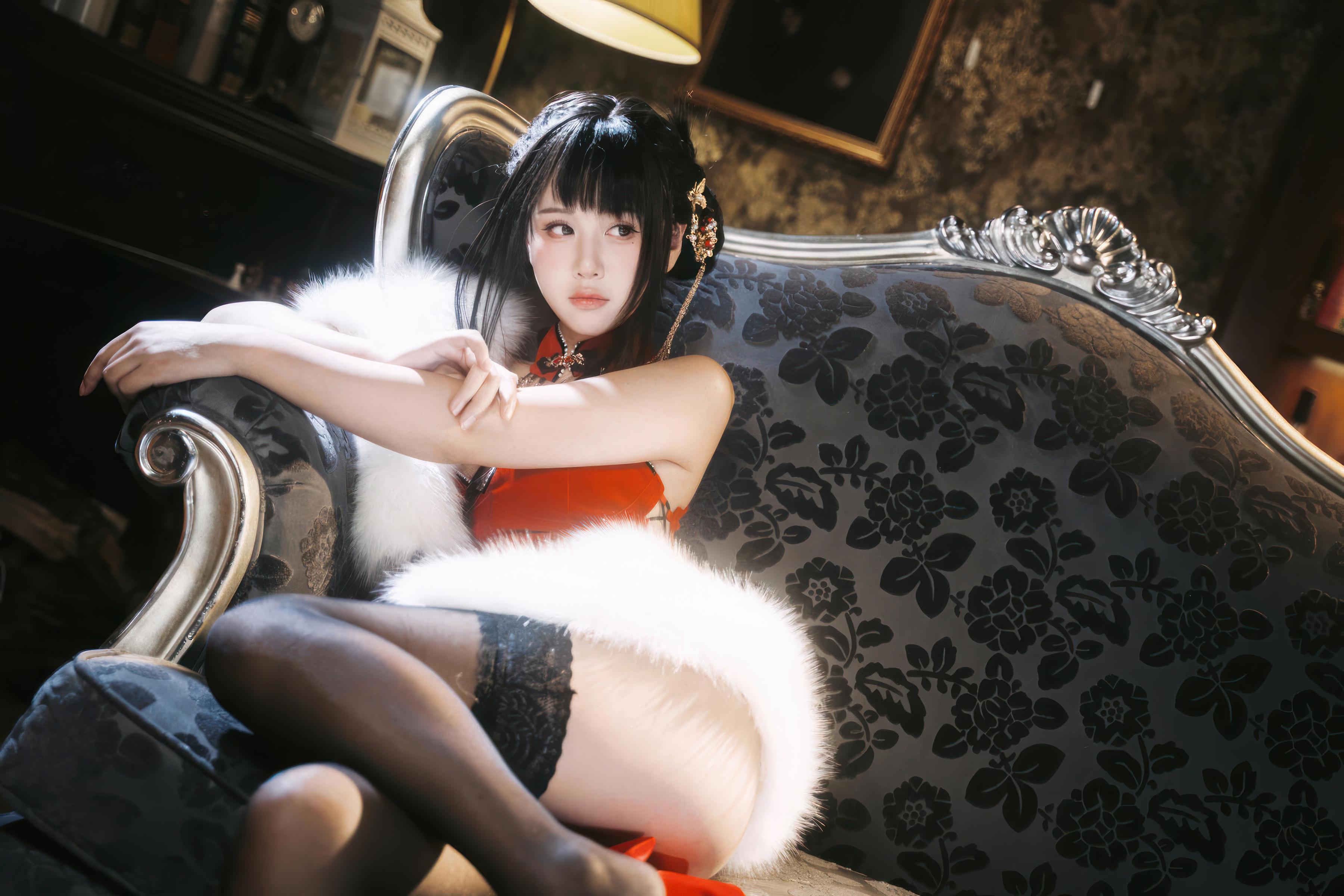[cosplay] 萌芽儿o0 - 朱砂痣：真人写实性感主题演绎 朱砂点缀妆容与情绪氛围 黑丝造型勾勒曲线 美乳线条与成熟魅惑并存 近景私房写真 26P