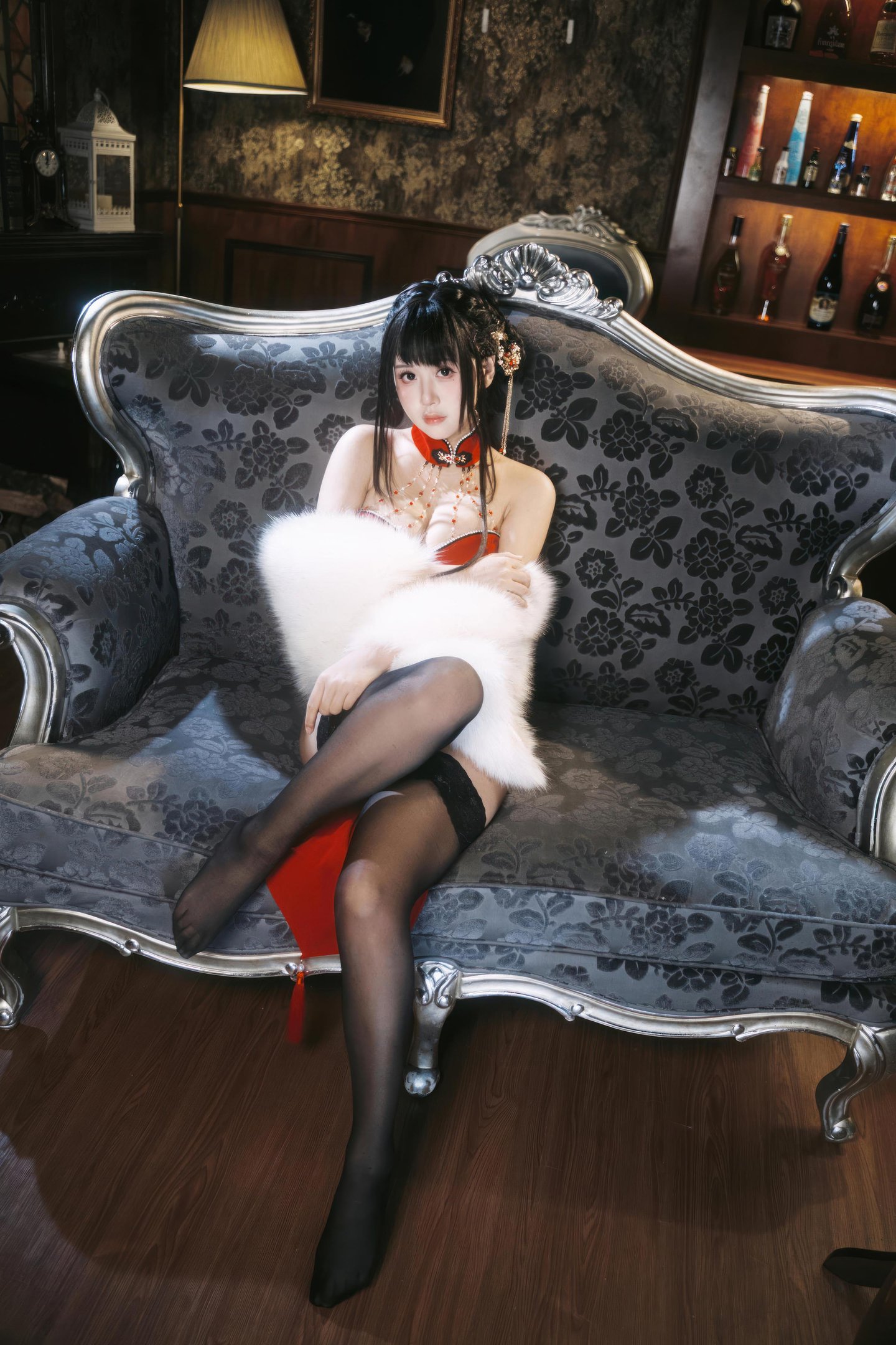 [cosplay] 萌芽儿o0 - 朱砂痣：真人写实性感主题演绎 朱砂点缀妆容与情绪氛围 黑丝造型勾勒曲线 美乳线条与成熟魅惑并存 近景私房写真 26P