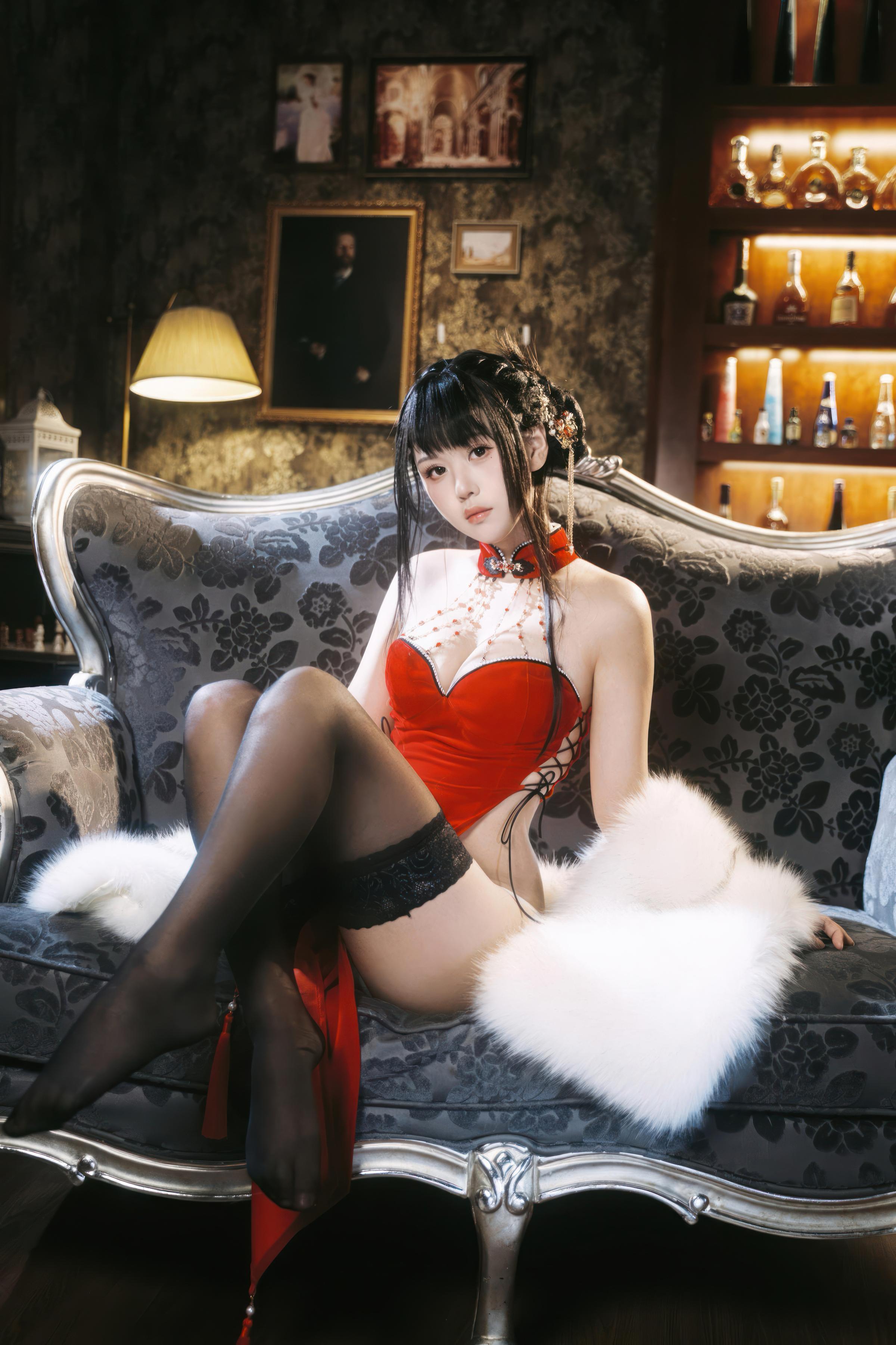 [cosplay] 萌芽儿o0 - 朱砂痣：真人写实性感主题演绎 朱砂点缀妆容与情绪氛围 黑丝造型勾勒曲线 美乳线条与成熟魅惑并存 近景私房写真 26P