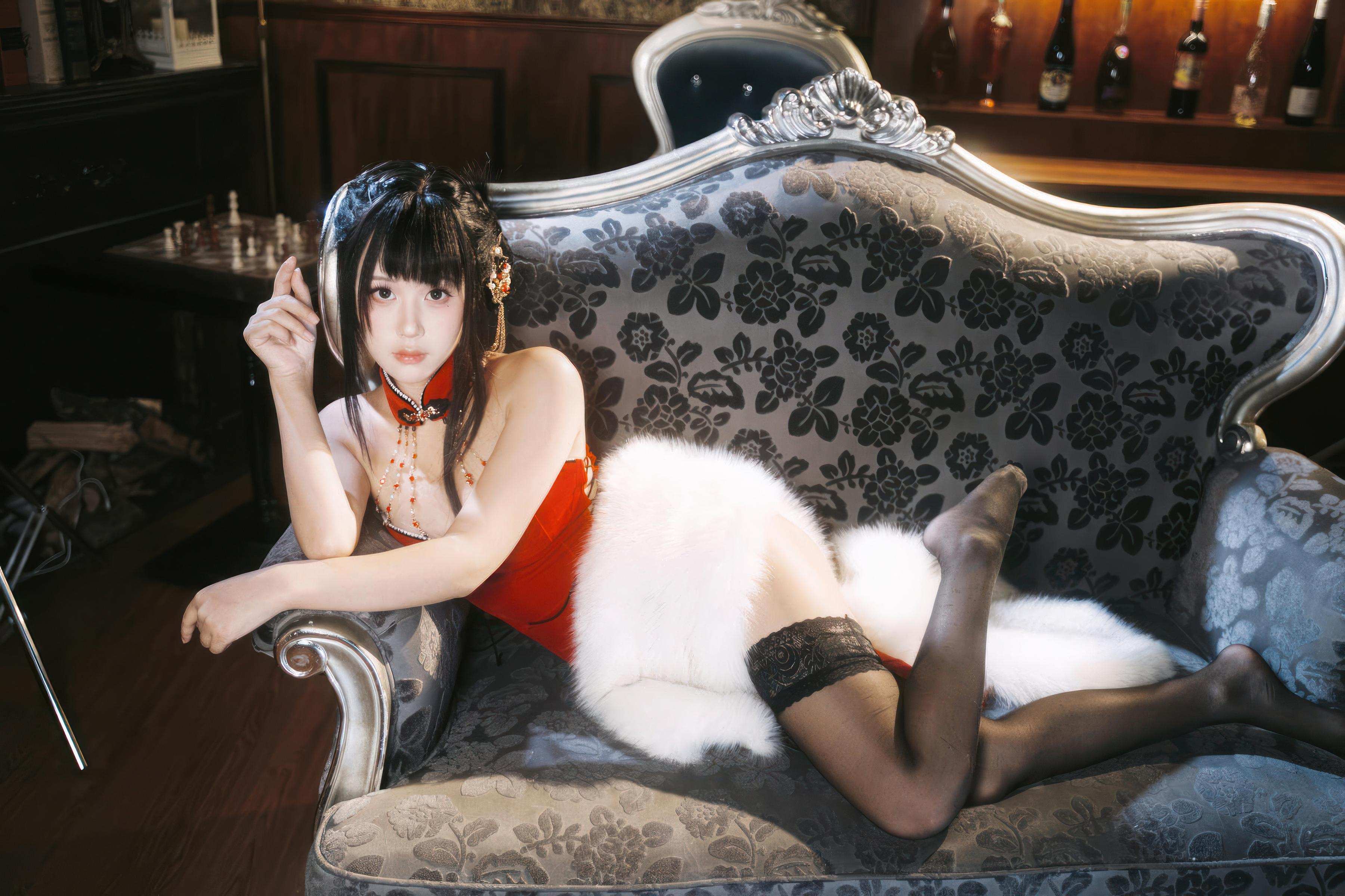 [cosplay] 萌芽儿o0 - 朱砂痣：真人写实性感主题演绎 朱砂点缀妆容与情绪氛围 黑丝造型勾勒曲线 美乳线条与成熟魅惑并存 近景私房写真 26P