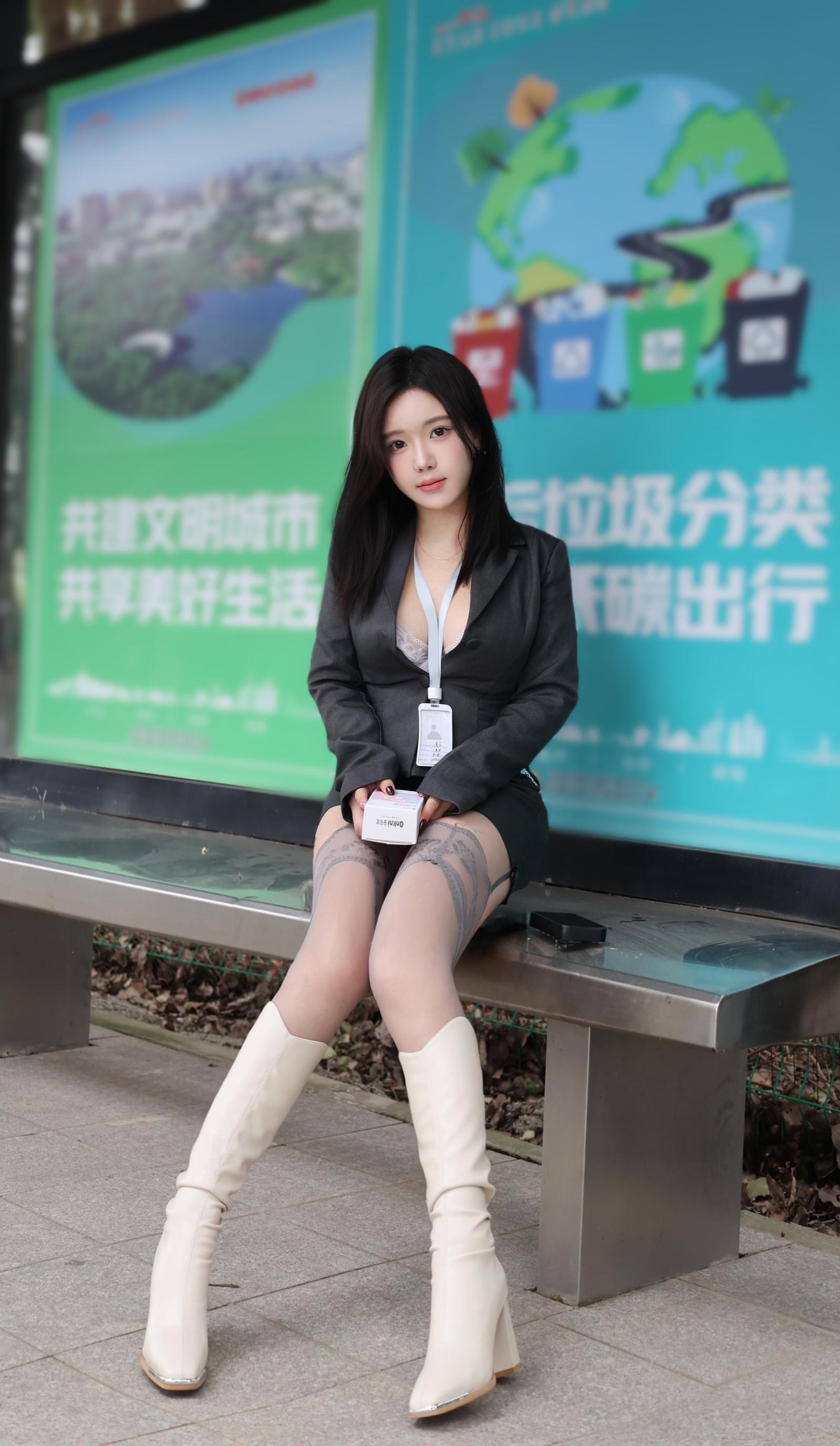小薯条nienie - 秀人网模特情趣内衣：真人写实秀人风格演绎 情趣内衣多套搭配 曲线身材与细节质感呈现 丝袜美腿与成熟气质 83P