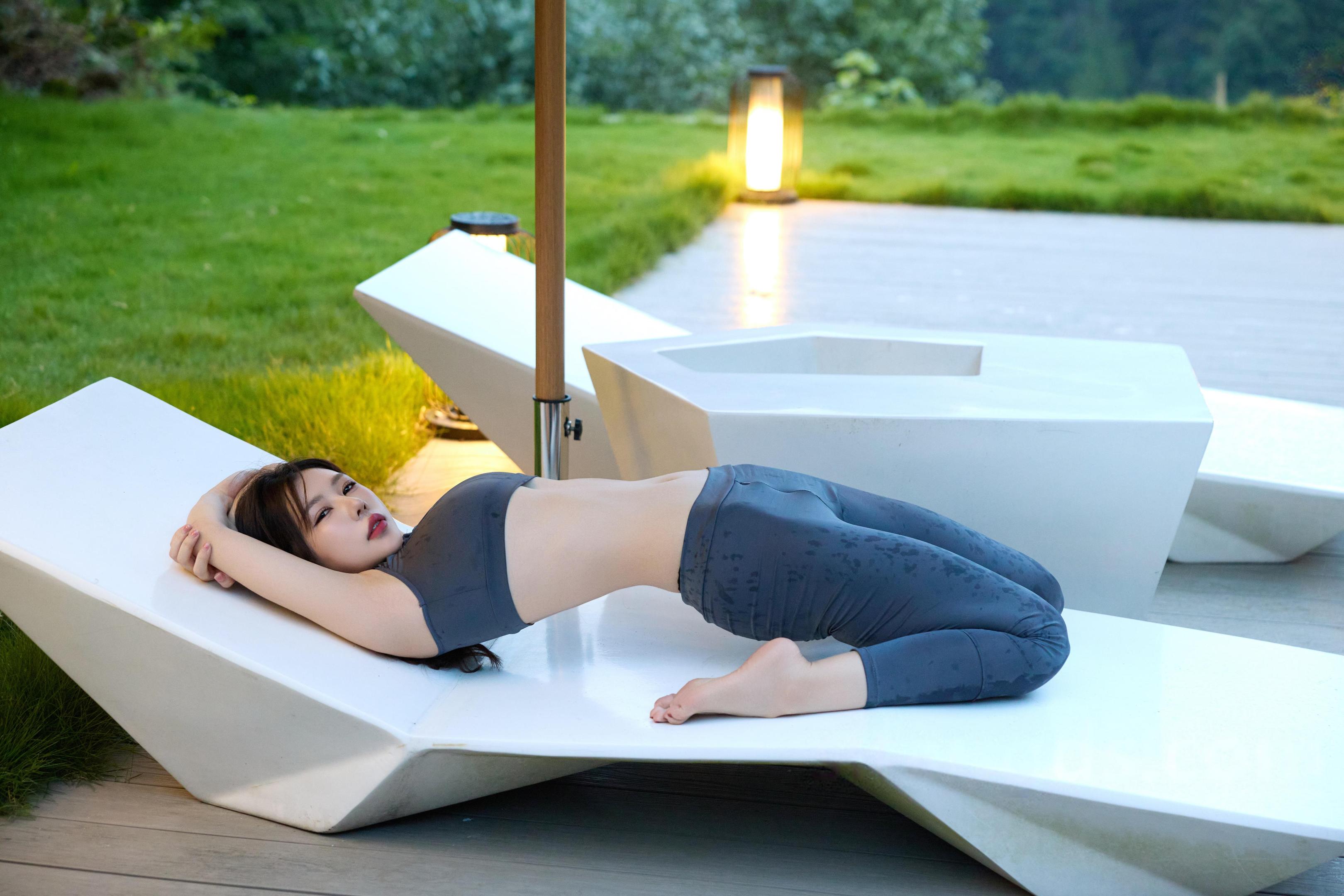 '[Ảnh] 尹甜甜sunny - Bộ đồ yoga mở đáy từ秀人网: Chủ đề yoga bên hồ bơi, trang phục ôm sát tôn dáng, phong cách nội y kết hợp ánh sáng và không khí, thể hiện vẻ đẹp tự nhiên và quyến rũ 83P'