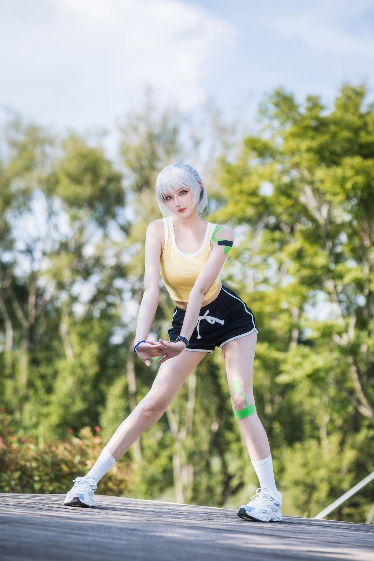 [cosplay] 瓜希酱 - 灵笼·白月魁运动服：白月魁经典运动服造型还原 干练气质与角色神韵兼具 简洁场景下的力量感与线条美呈现 15P