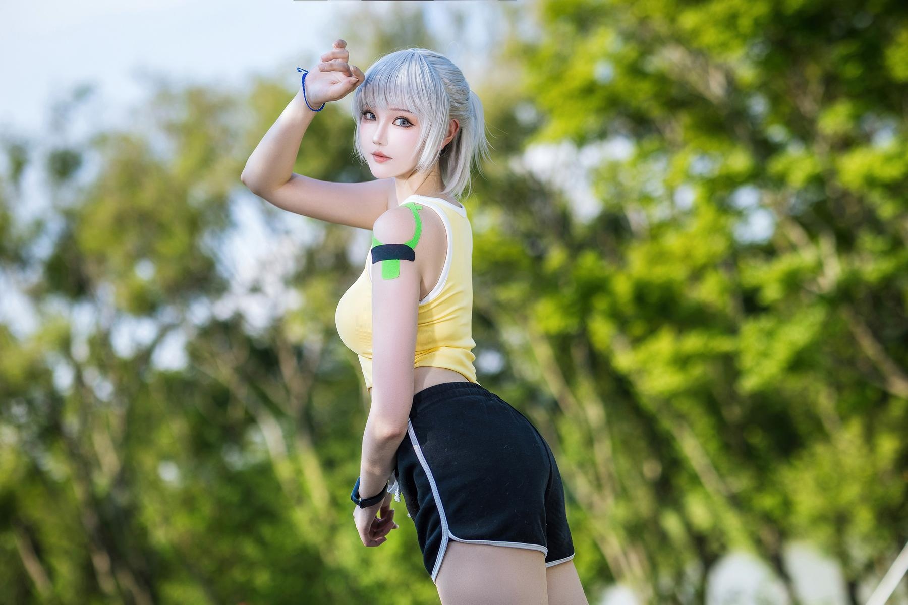 [cosplay] 瓜希酱 - 灵笼·白月魁运动服：白月魁经典运动服造型还原 干练气质与角色神韵兼具 简洁场景下的力量感与线条美呈现 15P