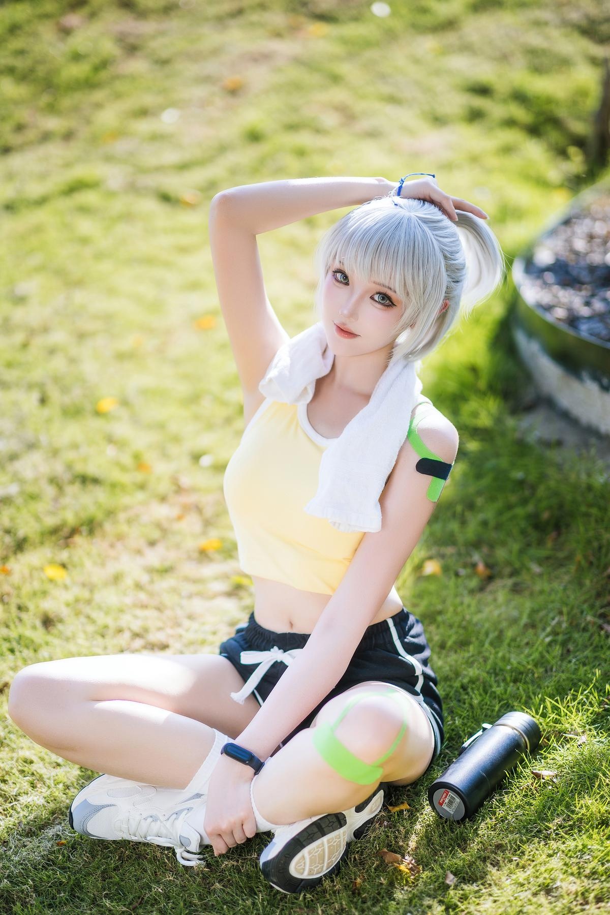 [cosplay] 瓜希酱 - 灵笼·白月魁运动服：白月魁经典运动服造型还原 干练气质与角色神韵兼具 简洁场景下的力量感与线条美呈现 15P