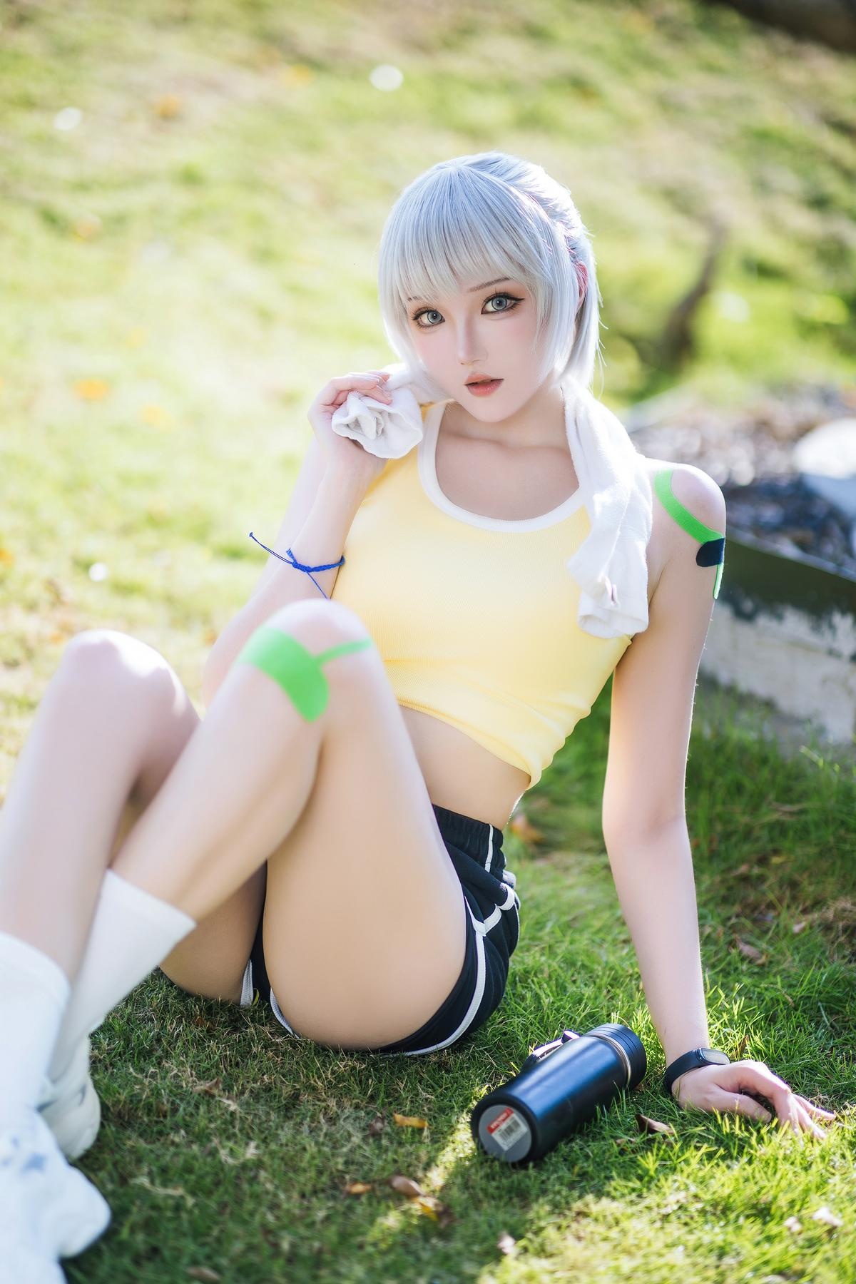 [cosplay] 瓜希酱 - 灵笼·白月魁运动服：白月魁经典运动服造型还原 干练气质与角色神韵兼具 简洁场景下的力量感与线条美呈现 15P
