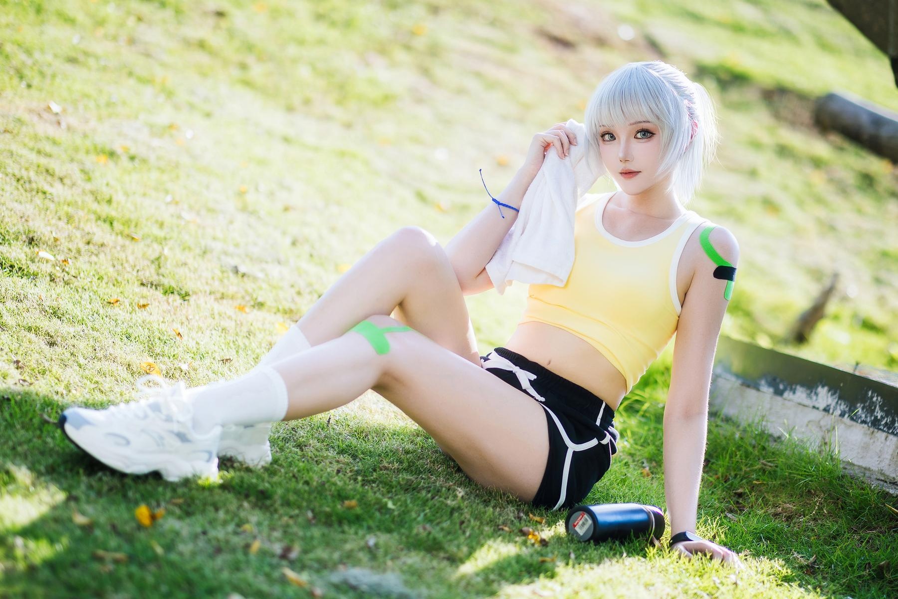 [cosplay] 瓜希酱 - 灵笼·白月魁运动服：白月魁经典运动服造型还原 干练气质与角色神韵兼具 简洁场景下的力量感与线条美呈现 15P