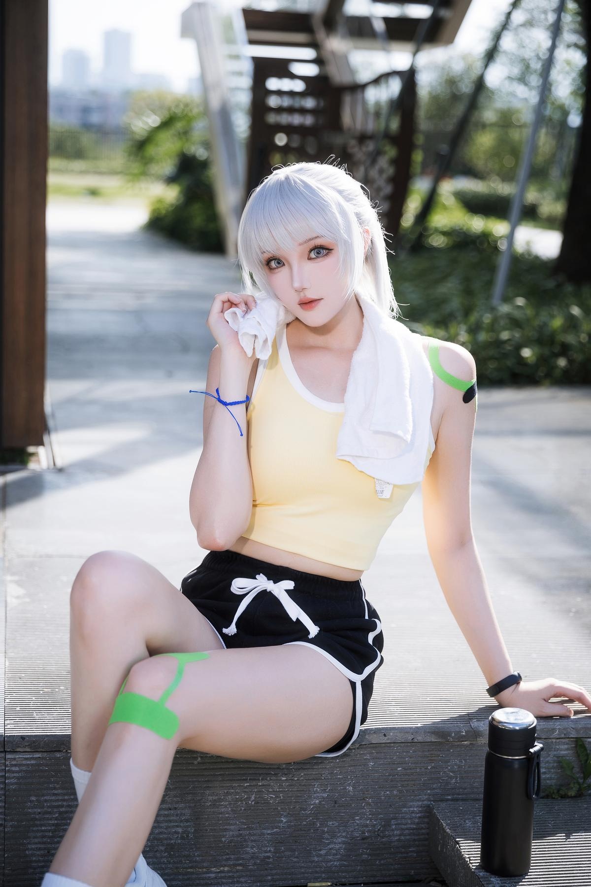 [cosplay] 瓜希酱 - 灵笼·白月魁运动服：白月魁经典运动服造型还原 干练气质与角色神韵兼具 简洁场景下的力量感与线条美呈现 15P