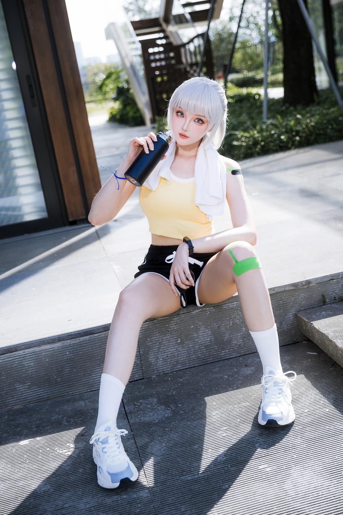 [cosplay] 瓜希酱 - 灵笼·白月魁运动服：白月魁经典运动服造型还原 干练气质与角色神韵兼具 简洁场景下的力量感与线条美呈现 15P