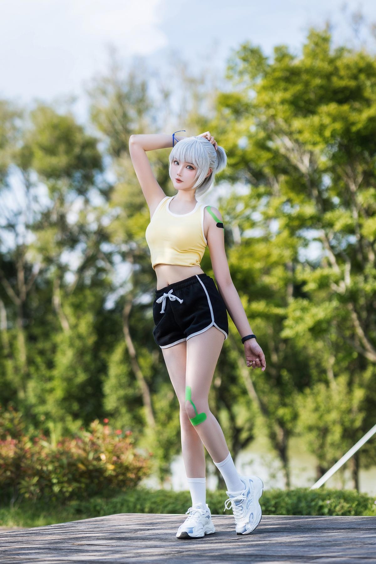 [cosplay] 瓜希酱 - 灵笼·白月魁运动服：白月魁经典运动服造型还原 干练气质与角色神韵兼具 简洁场景下的力量感与线条美呈现 15P