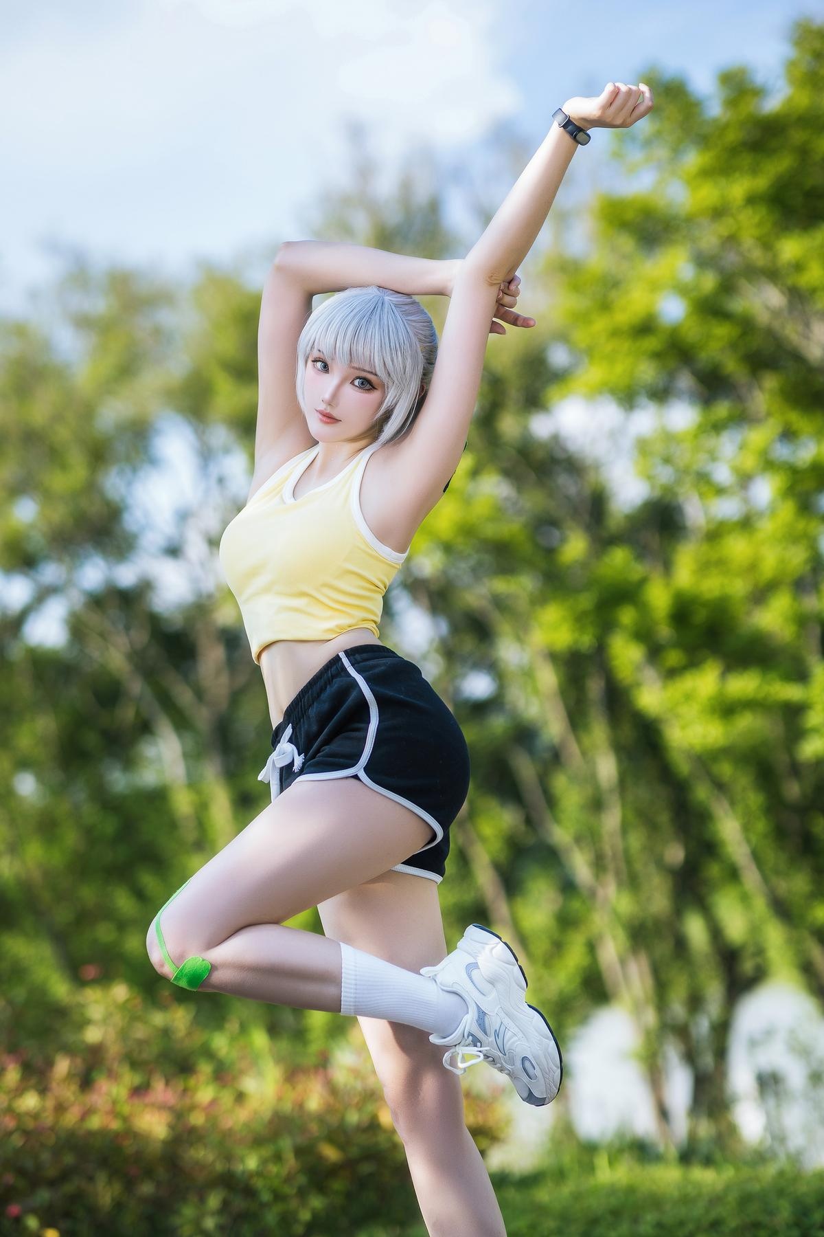 [cosplay] 瓜希酱 - 灵笼·白月魁运动服：白月魁经典运动服造型还原 干练气质与角色神韵兼具 简洁场景下的力量感与线条美呈现 15P